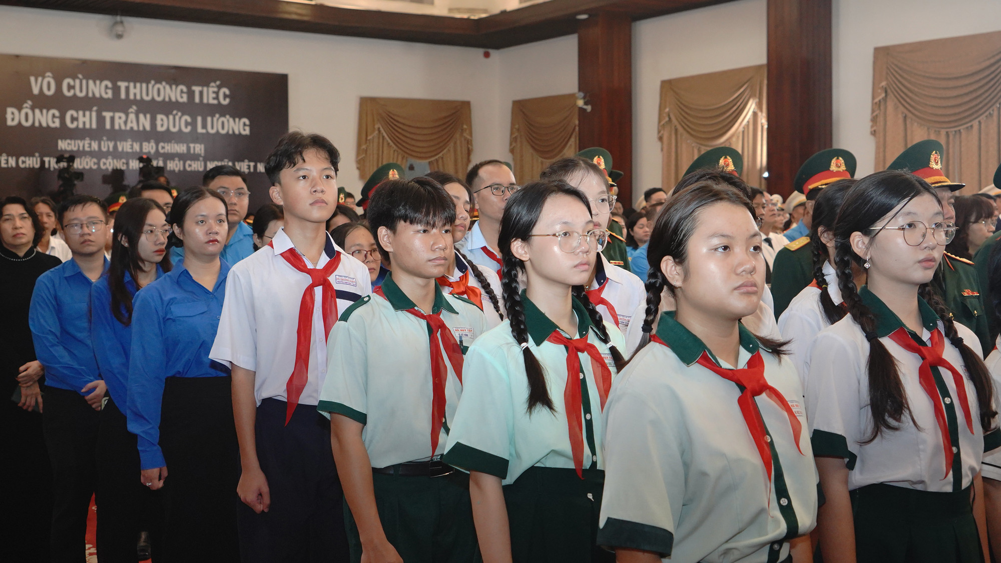 Các đoàn đại biểu của các cơ quan, đơn vị, trường học, bệnh viện, các đơn vị lực lượng vũ trang đến viếng đồng chí Trần Đức Lương. Mọi người cùng hướng về màn hình lớn trong Hội trường, theo dõi Lễ truy điệu được truyền hình trực tiếp từ Nhà tang lễ Quốc gia, Hà Nội.