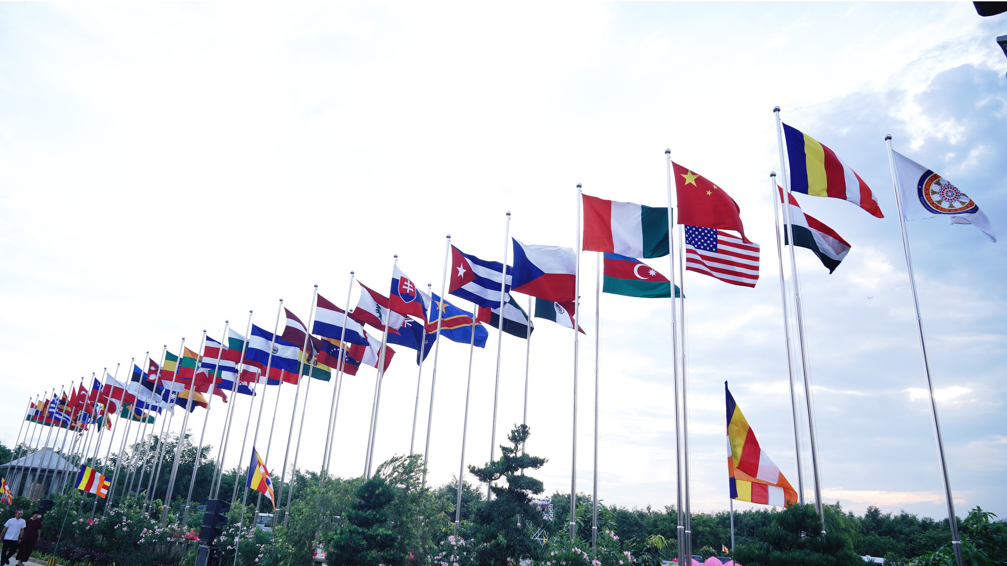 Đại lễ Vesak 2025 sẽ chính thức được khai mạc vào ngày 6/5 và bế mạc vào ngày 8/5. Sự kiện này thu hút sự tham dự của hơn 2.700 đại biểu, trong đó có 1.250 người đến từ 85 quốc gia và vùng lãnh thổ. Đây là sự kiện đối ngoại văn hóa quốc tế ý nghĩa của Giáo hội Phật giáo Việt Nam và của đất nước ta trong năm 2025.