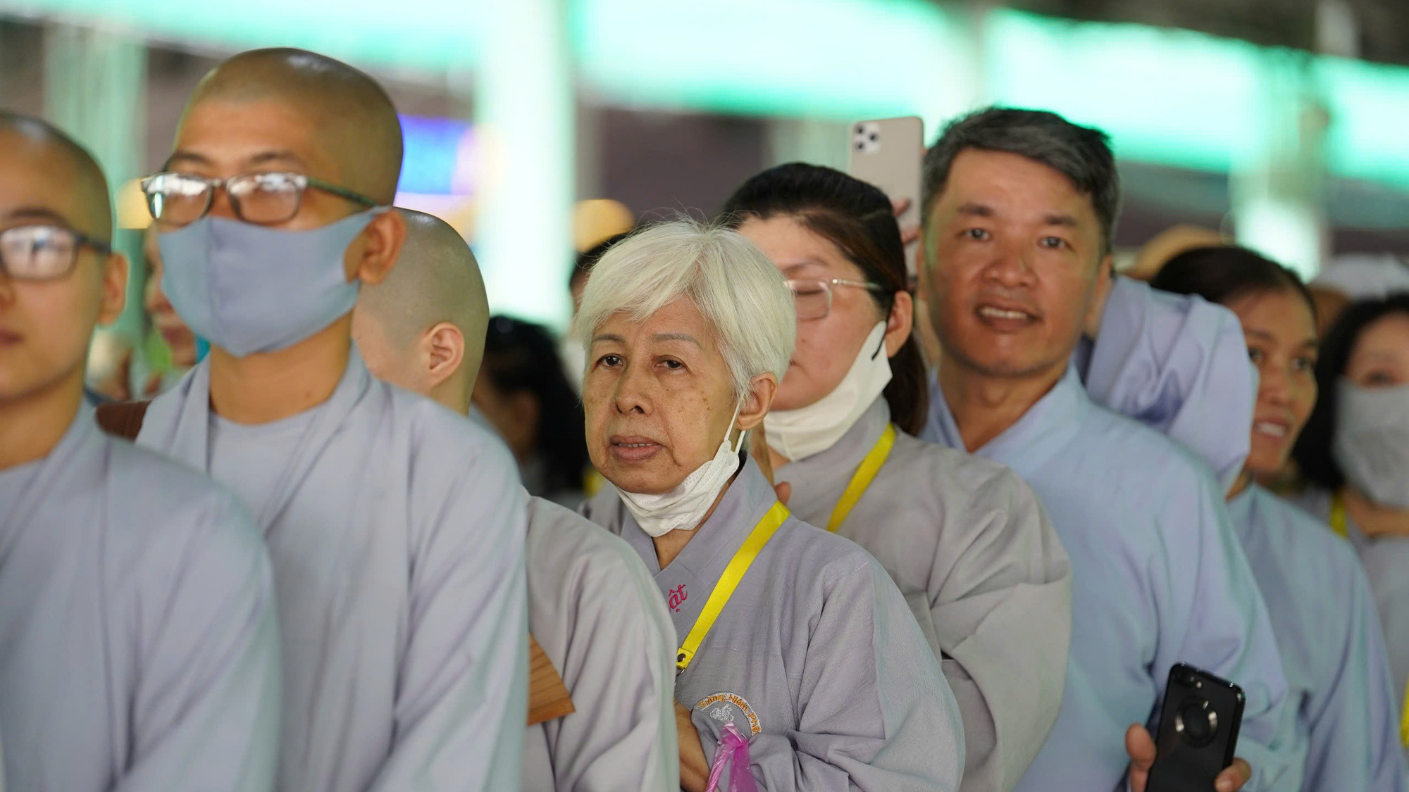 Nhiều phật tử tranh thủ dùng điện thoại lưu lại những khoảnh khắc đặc biệt trong quá trình chờ chiêm bái.