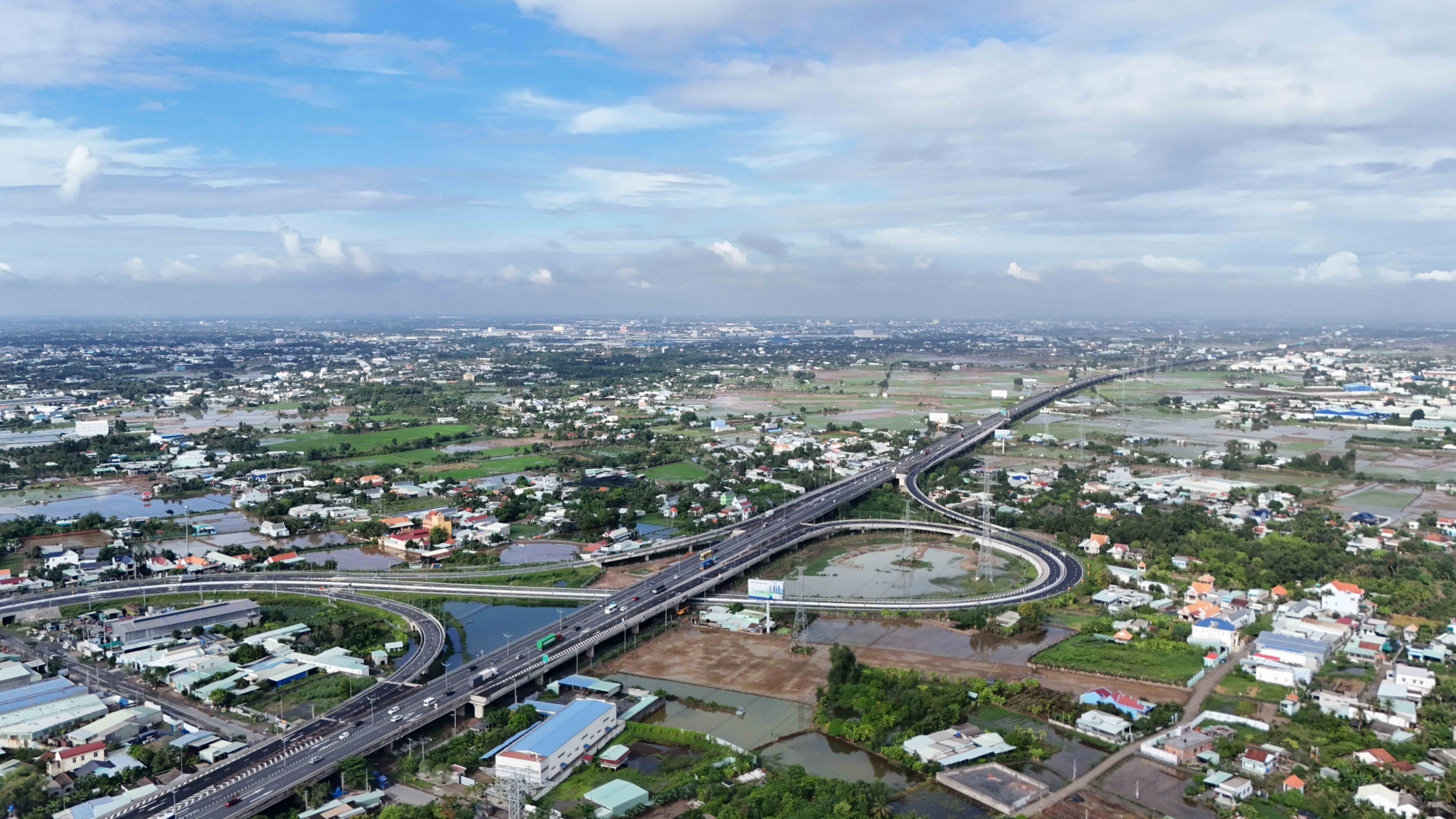Lưu lượng xe cộ tấp nập trên cao tốc Thành phố Hồ Chí Minh-Trung Lương, trục huyết mạch nối Thành phố Hồ Chí Minh với miền tây. Lưu lượng xe cộ tấp nập trên cao tốc Thành phố Hồ Chí Minh-Trung Lương, trục huyết mạch nối Thành phố Hồ Chí Minh với miền tây.