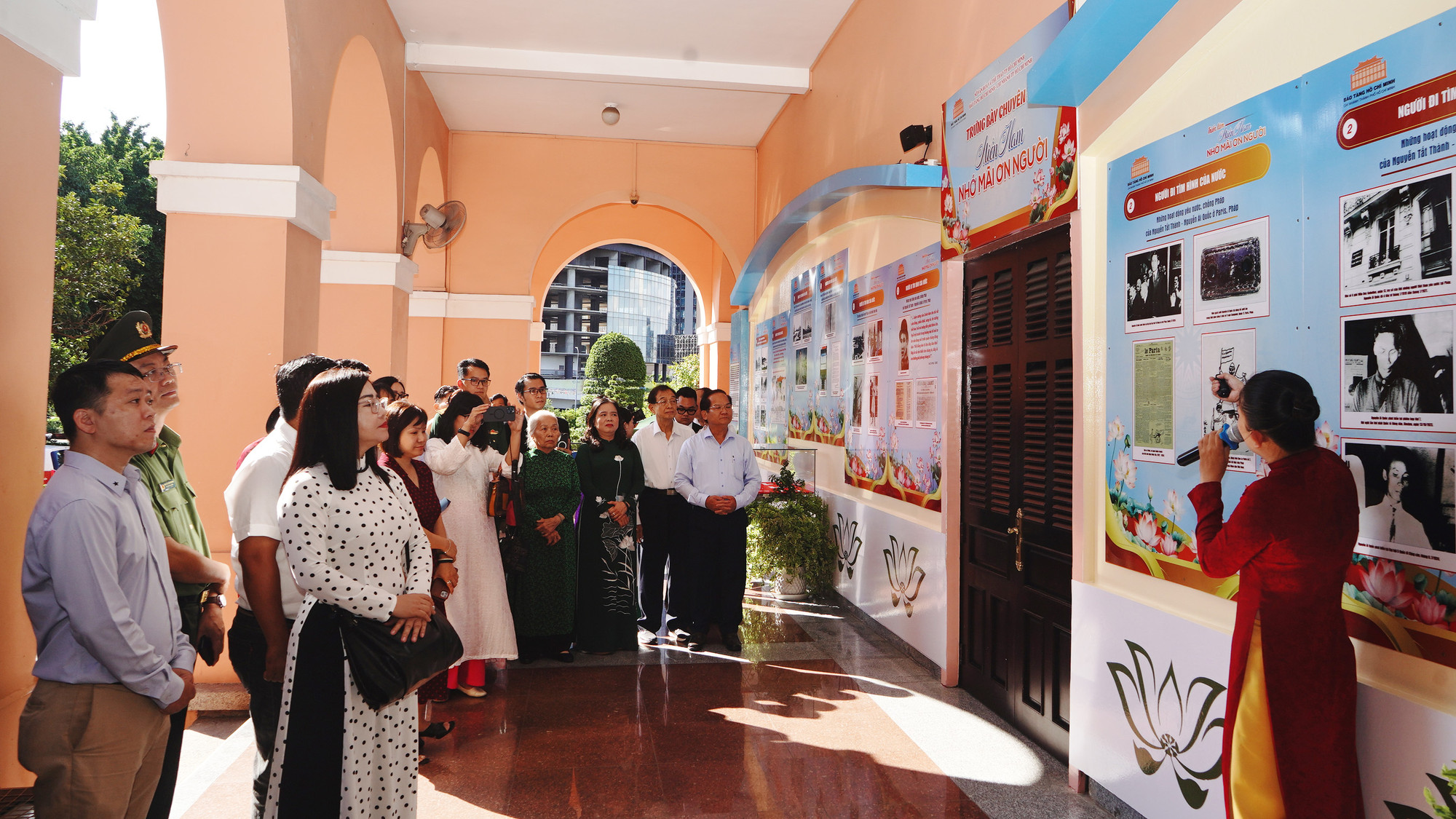 Đông đảo khách tham quan nghe giới thiệu về Sài Gòn-Gia Định những năm 1910, khi Nguyễn Tất Thành đến đi tìm đường cứu nước. Đông đảo khách tham quan nghe giới thiệu về Sài Gòn-Gia Định những năm 1910, khi Nguyễn Tất Thành đến đi tìm đường cứu nước.