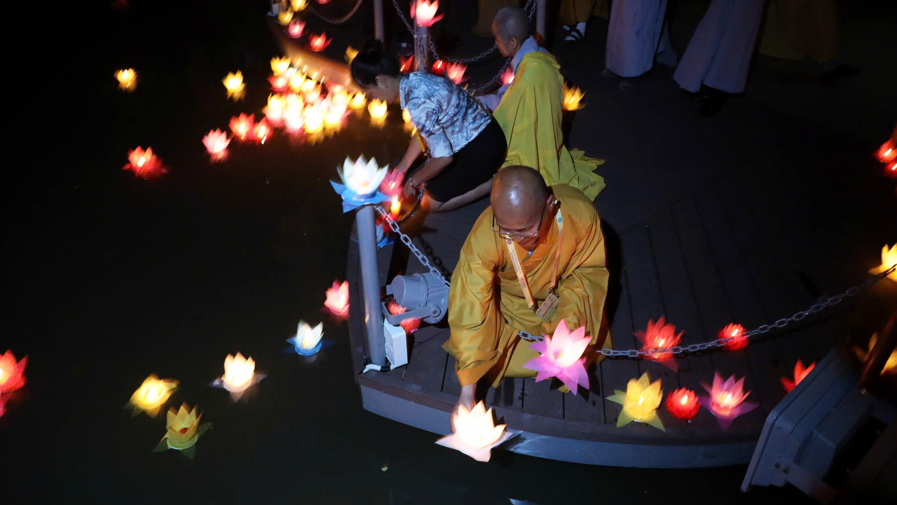 Hàng nghìn ngọn đèn hoa sen được nhẹ nhàng thả xuống mặt hồ tĩnh lặng trong tiếng chuông trầm vang và lời nguyện cầu lan tỏa.
