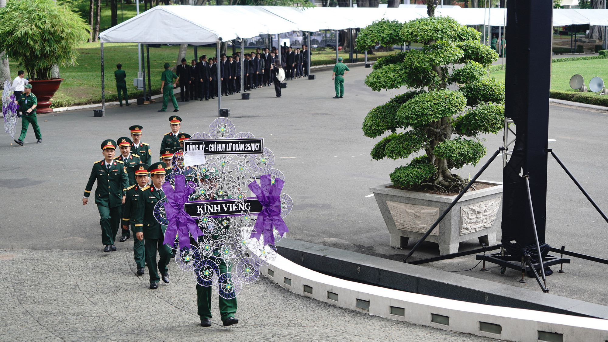 Trong buổi sáng 24/5, các đoàn Văn phòng Chính phủ, Quân khu 7, Ủy ban nhân dân Thành phố Hồ Chí Minh, Đoàn Ủy ban Mặt trận Tổ quốc Việt Nam Thành phố Hồ Chí Minh và đại diện các giới viếng Nguyên Chủ tịch nước Trần Đức Lương.