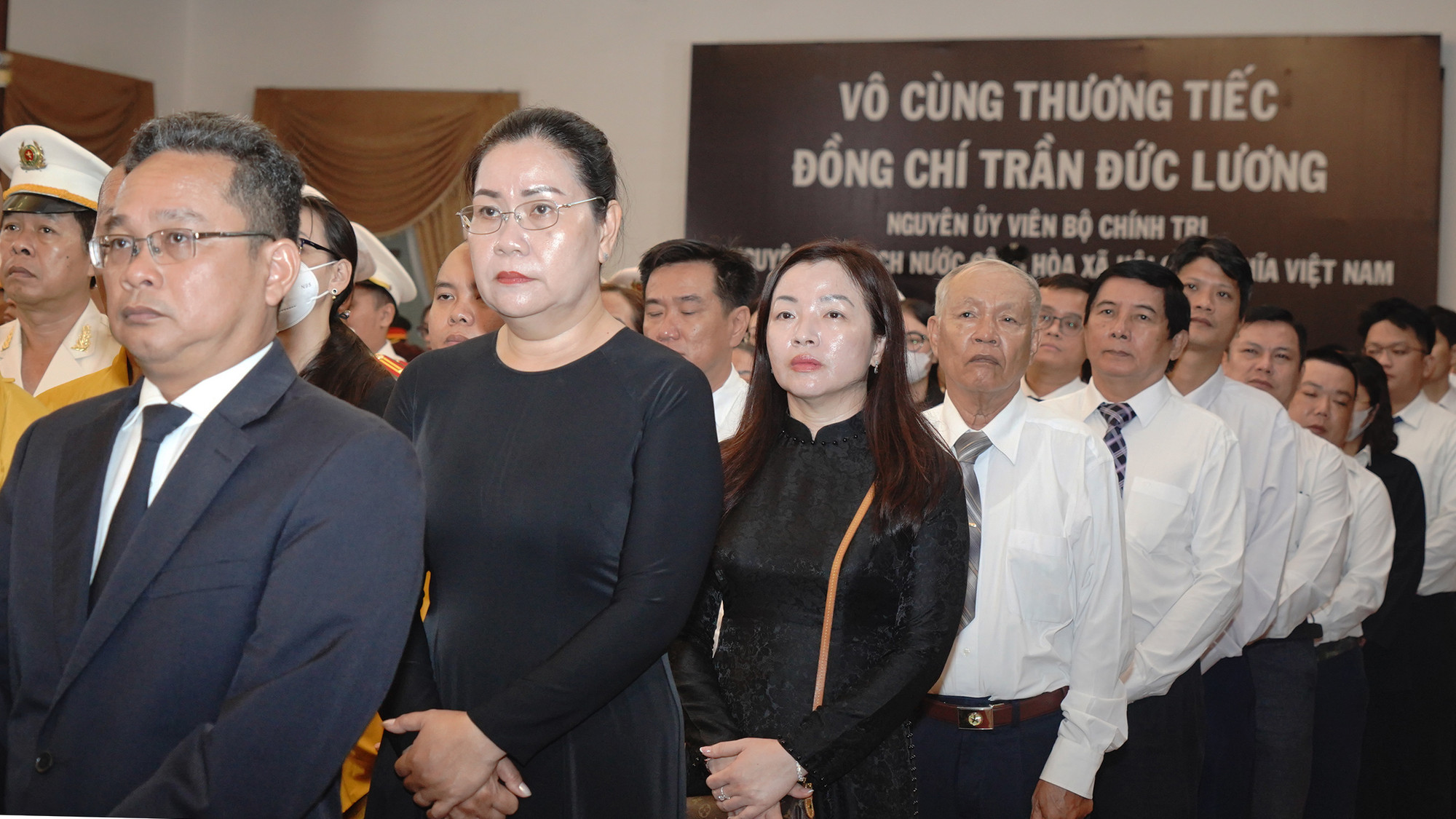 Không khí trang nghiêm, xúc động bao trùm buổi lễ, nhiều người không giấu được nỗi nghẹn ngào trước sự ra đi của nguyên Chủ tịch nước Trần Đức Lương.