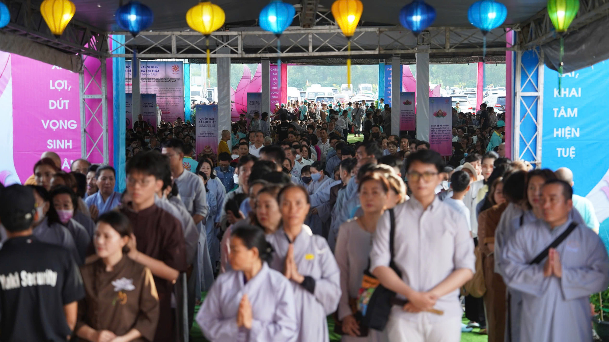 Phía trong khu vực kiểm tra an ninh. Nhiều người dân đã xếp hàng ngay ngắn để tới lượt được vào chiêm bái xá lợi Đức Phật trong ngày đầu tiên.