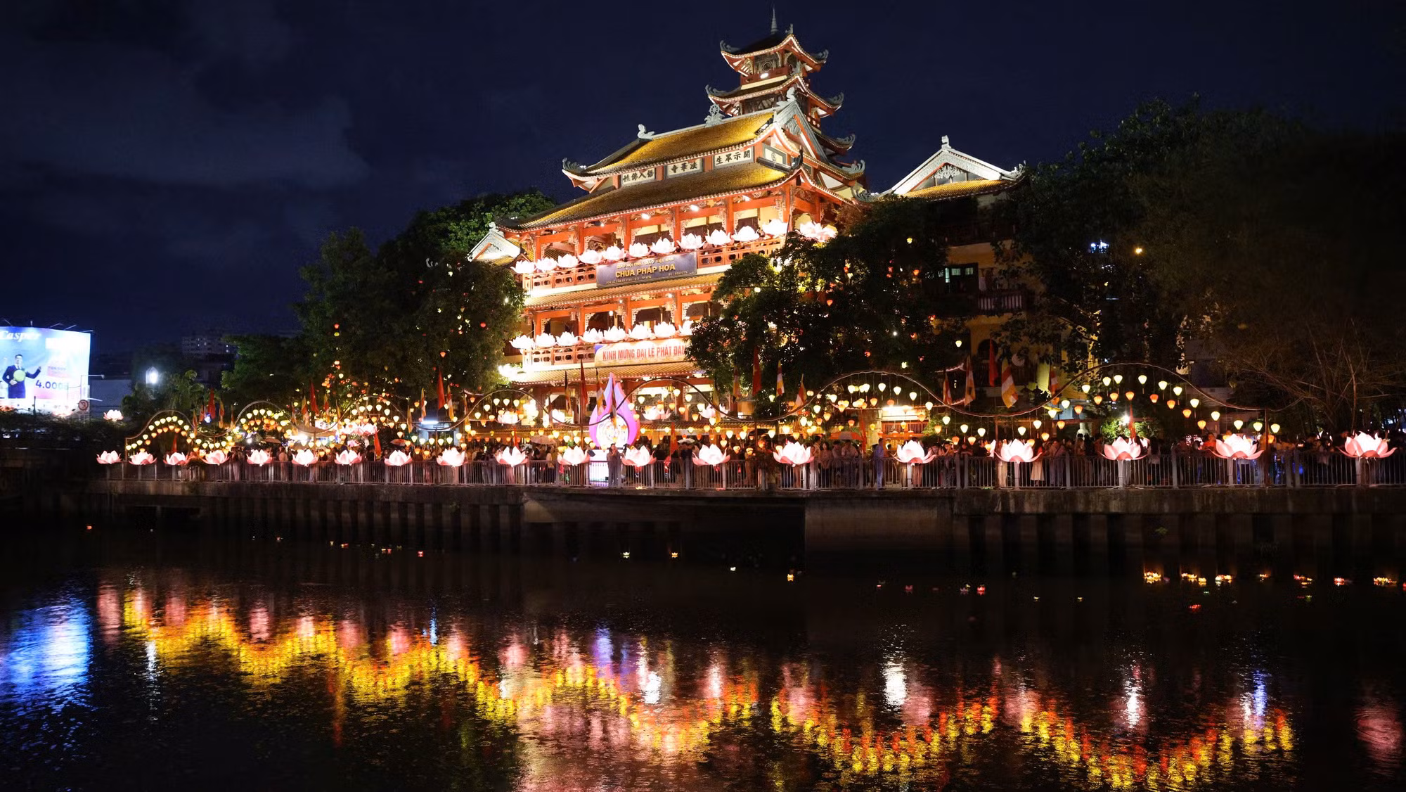 Đại lễ không chỉ là cơ hội để mọi người cầu bình an, may mắn cho bản thân, gia đình mà còn là khoảng thời gian được tìm hiểu về Phật pháp, hòa mình vào không khí vui tươi, nhộn nhịp mừng ngày Đức Thế Tôn giáng trần.