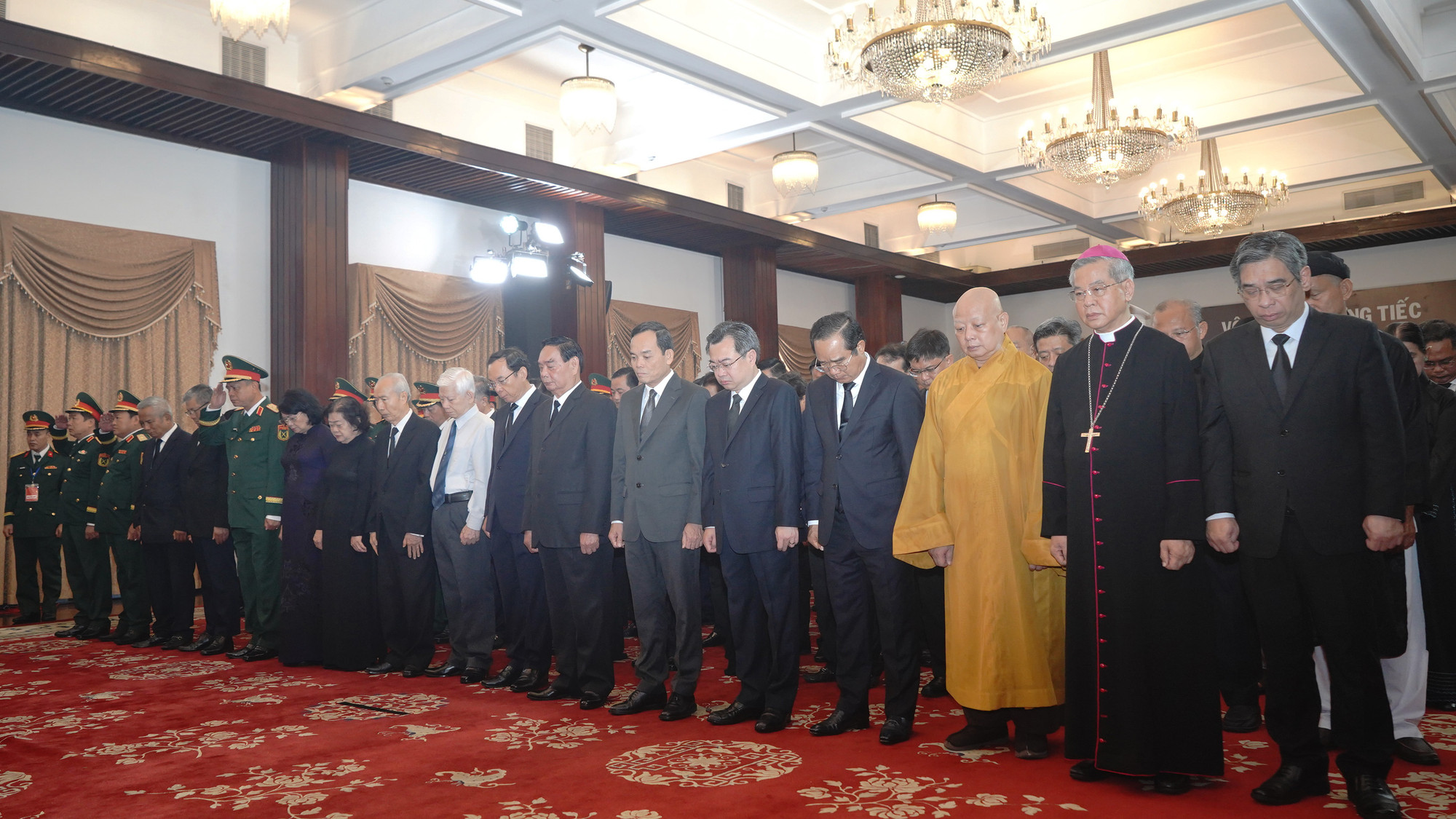 Các đại biểu dành một phút mặc niệm tưởng nhớ nguyên Chủ tịch nước Trần Đức Lương.