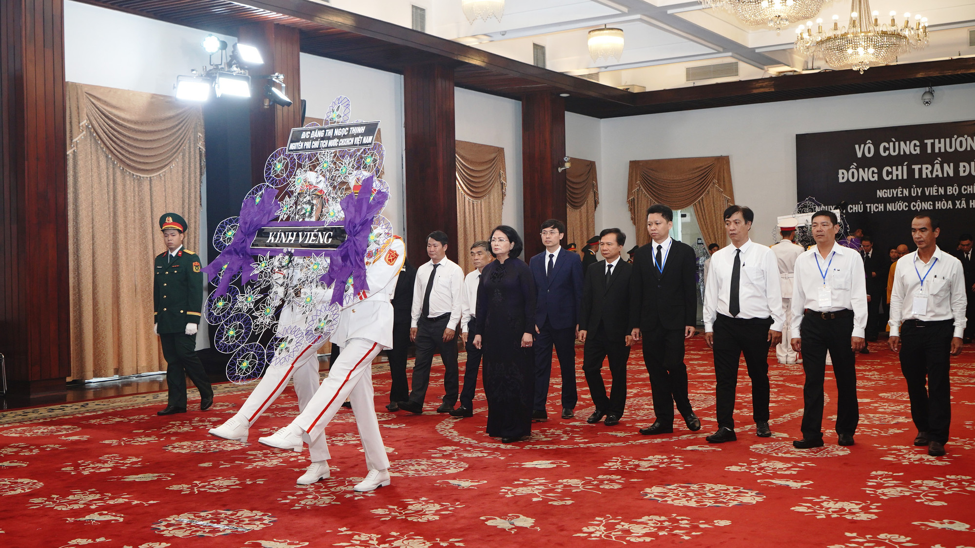 Nguyên Phó Chủ tịch nước Đặng Thị Ngọc Thịnh viếng nguyên Chủ tịch nước Trần Đức Lương tại Hội trường Thống Nhất, Thành phố Hồ Chí Minh.