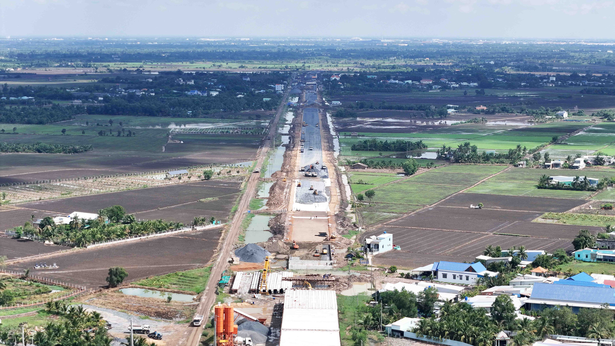 Công nhân, máy móc tất bật thi công trên công trường vành đai 3 Thành phố Hồ Chí Minh đoạn qua địa bàn tỉnh Long An. Công nhân, máy móc tất bật thi công trên công trường vành đai 3 Thành phố Hồ Chí Minh đoạn qua địa bàn tỉnh Long An.