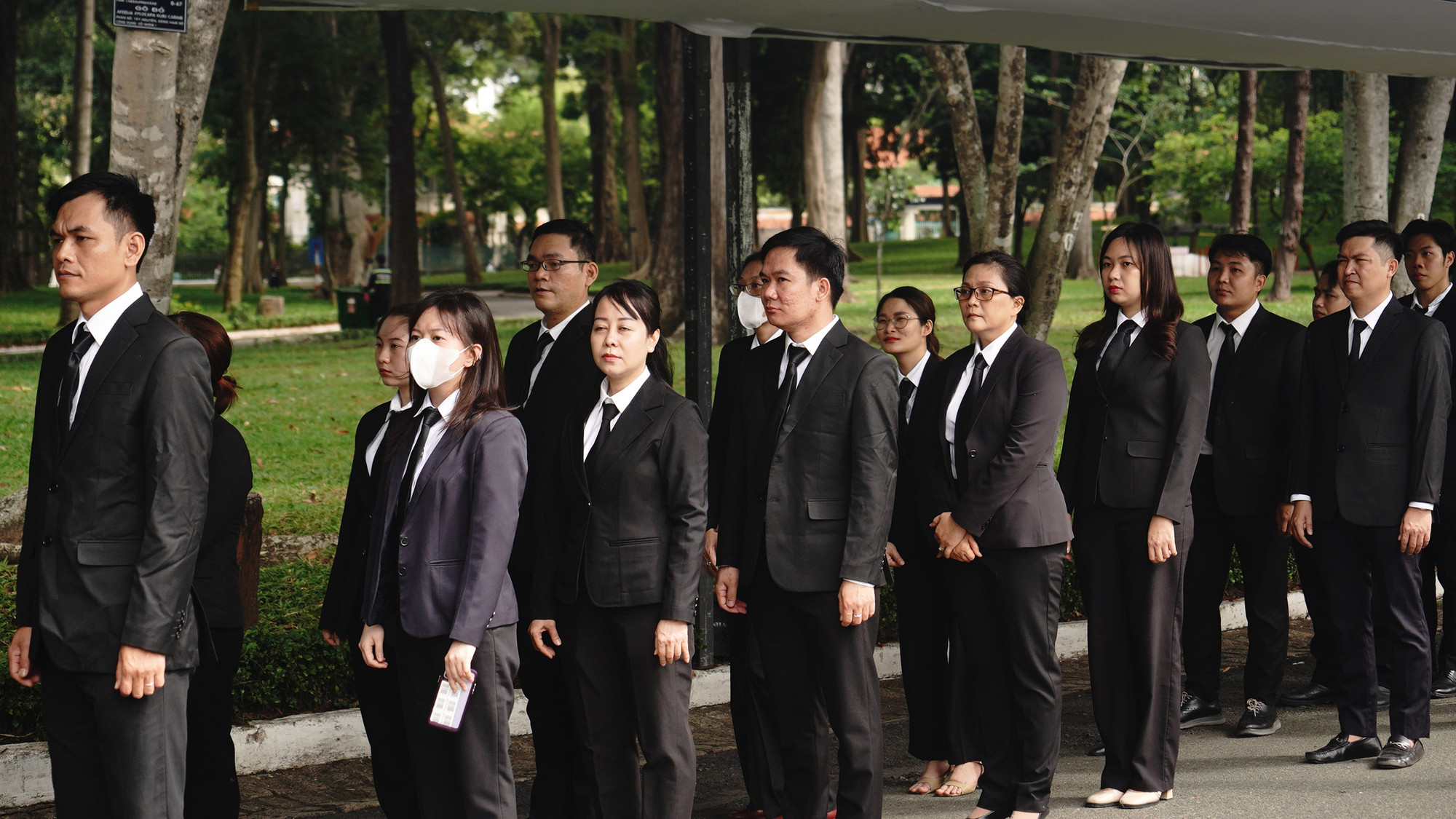 Đông đảo đoàn đại biểu khối quân-dân-chính-đảng thành phố Thủ Đức và các quận huyện, các sở, ban, ngành, đoàn thể chính trị-xã hội thành phố; quần chúng nhân dân đến viếng nguyên Chủ tịch nước Trần Đức Lương tại Hội trường Thống Nhất.