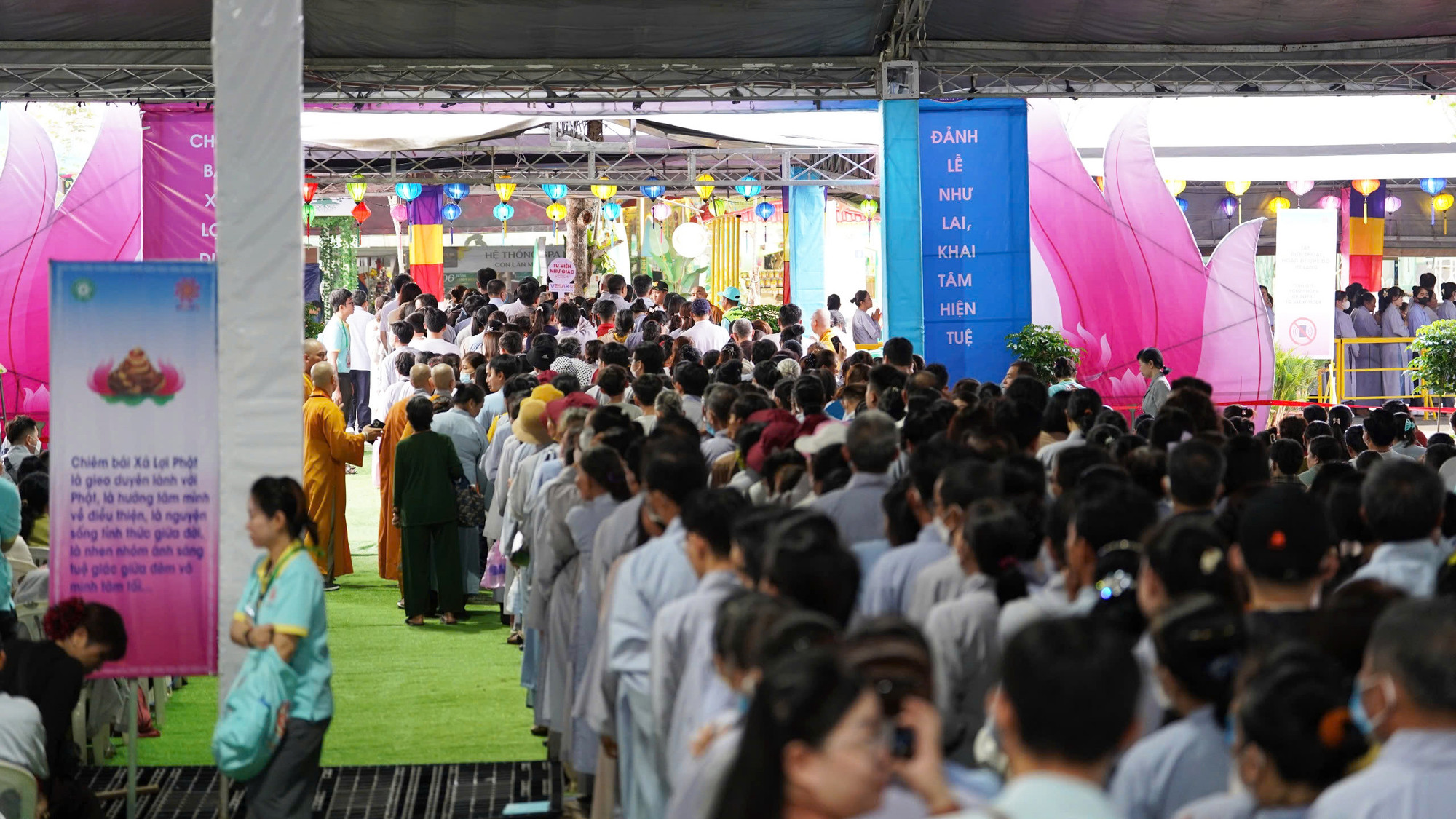 Theo ghi nhận của phóng viên, từ 6 giờ sáng mới bắt đầu mở cổng để chiêm bái, tuy nhiên có rất nhiều tăng ni, phật tử từ khắp mọi miền đất nước đã có mặt từ rất sớm. Khoảng 6 giờ 30 phút, dòng người chiêm bái đã kéo dài hơn 1km.