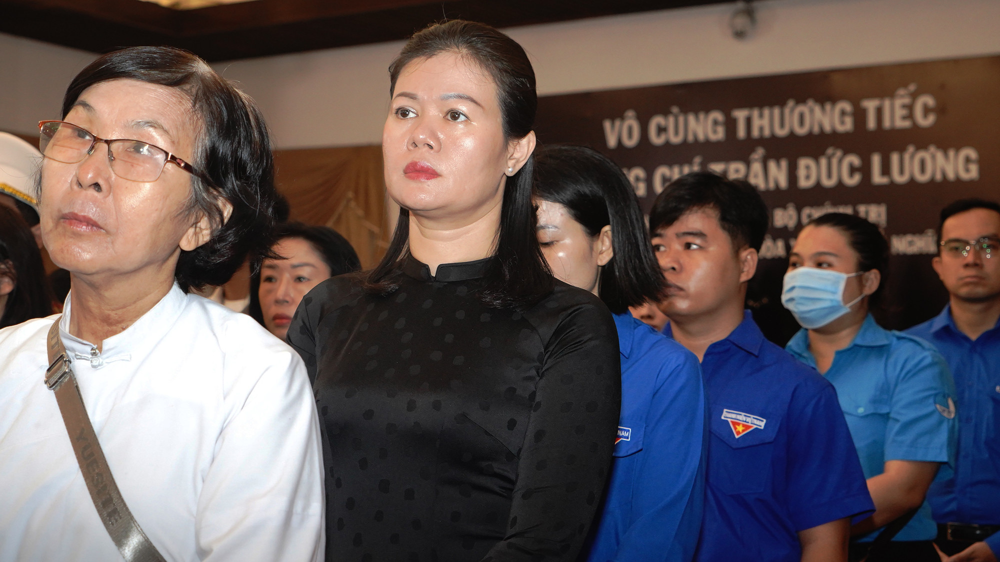 Trong dòng người đến viếng nguyên Chủ tịch nước Trần Đức Lương tại Thành phố Hồ Chí Minh, bạn Nguyễn Thị Phương Huyền, Chủ tịch Hội sinh viên Trường Đại học Công Nghệ Sài Gòn, không giấu được xúc động khi viếng vị lãnh đạo đáng kính.