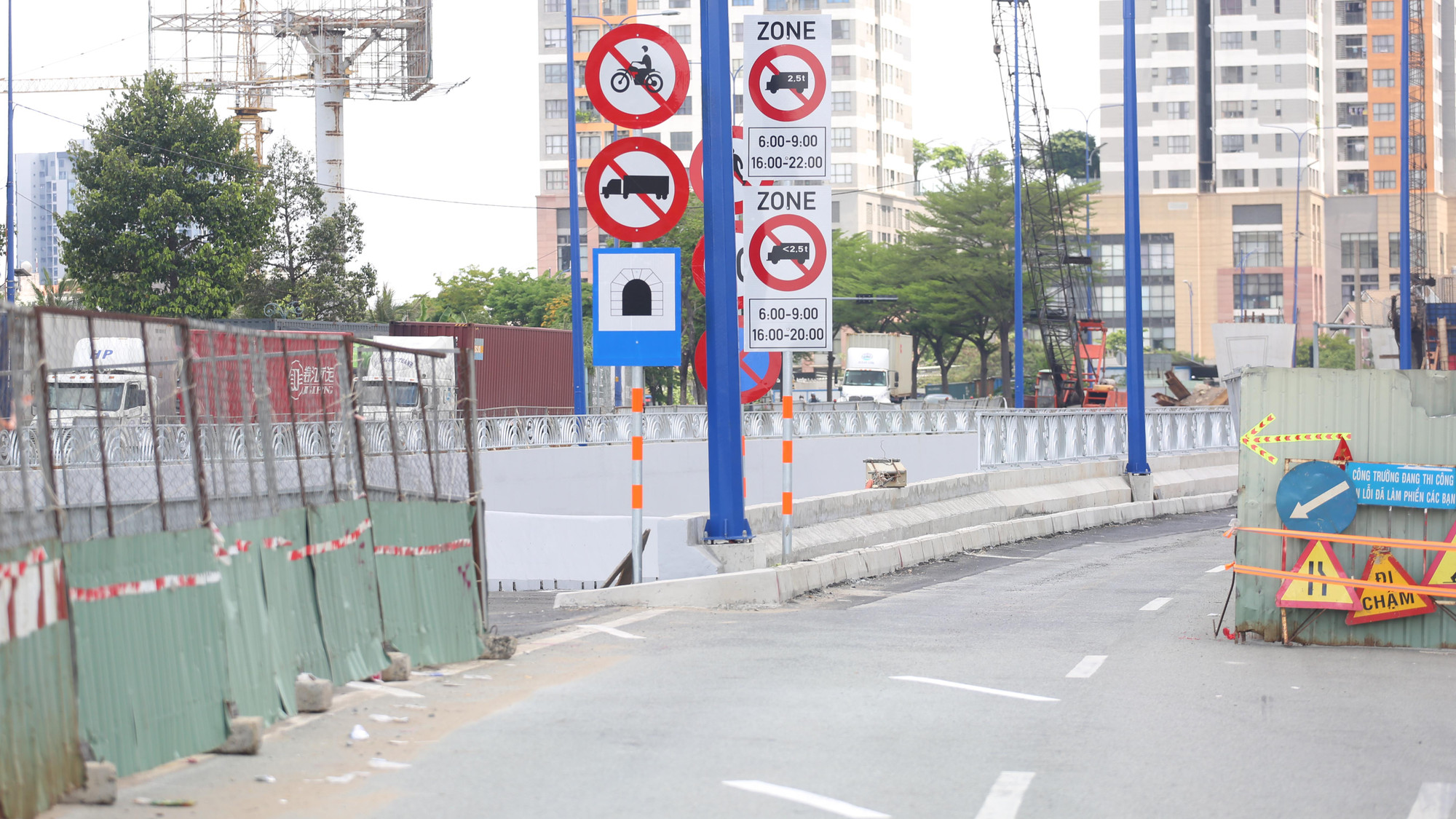 Biển báo giao thông đã được lắp đặt tại hai đầu hầm chui. Biển báo giao thông đã được lắp đặt tại hai đầu hầm chui.