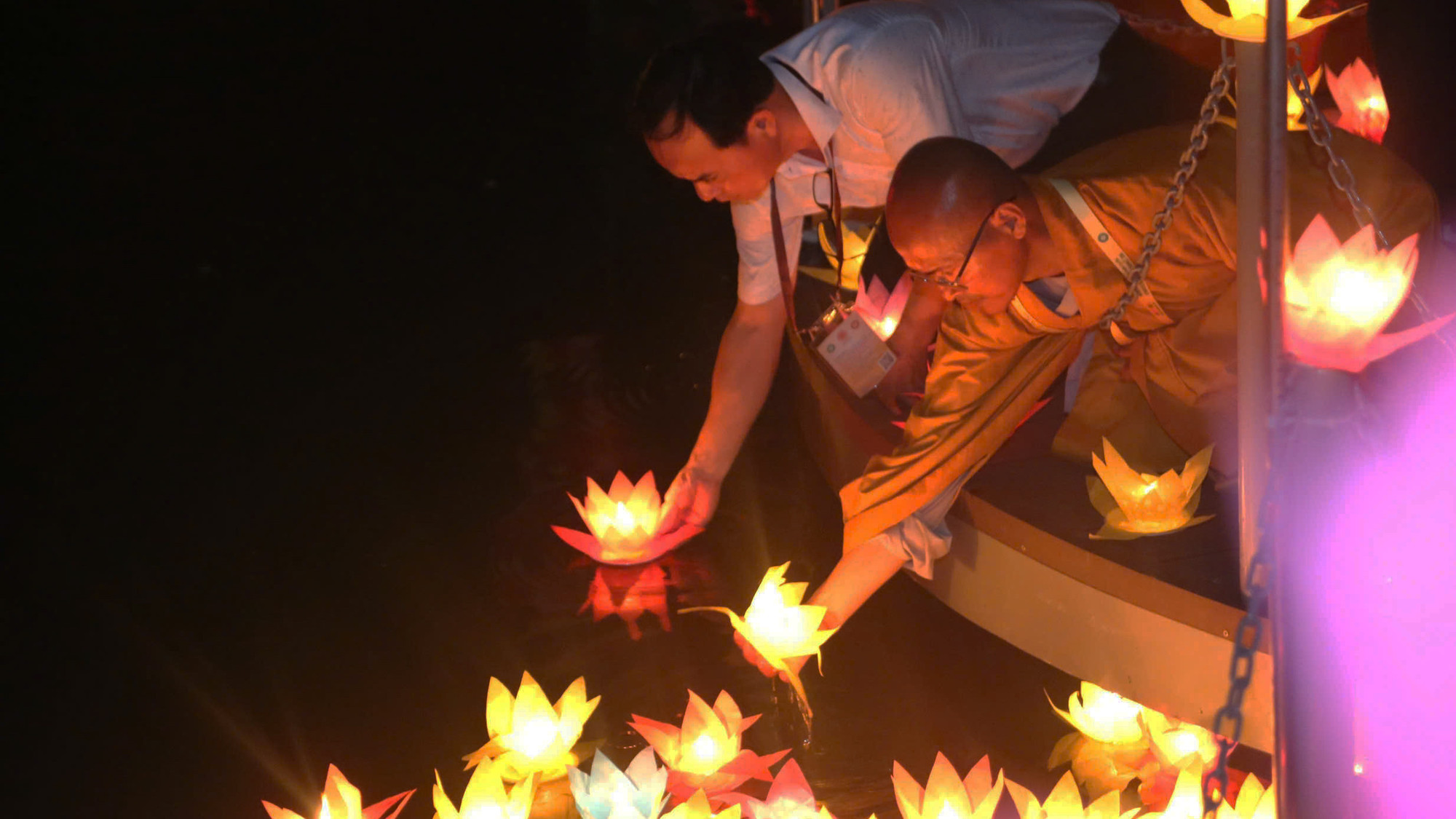 Gần 12.000 người với hoa đăng rực sáng tại Công viên Văn hóa Láng Le tham gia nghi thức thả hoa đăng.