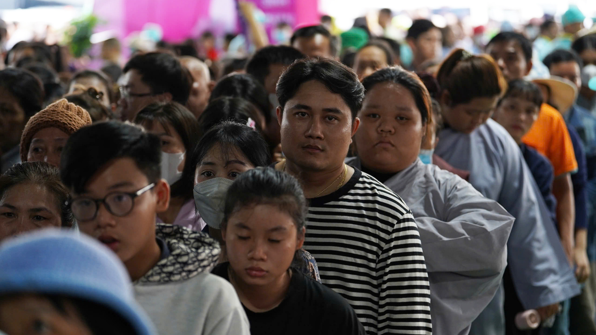 Theo Ban Tổ chức, tăng ni, phật tử và người dân có thể đến chiêm bái từ ngày 3 đến trưa ngày 8/5. Thời gian mở cửa: buổi sáng từ 6 giờ đến 11 giờ 30 phút, chiều từ 13 giờ 30 phút đến 22 giờ. Người dân không cần đăng ký trước mà có thể đến nhà chờ tại chùa để được hướng dẫn theo quy trình.