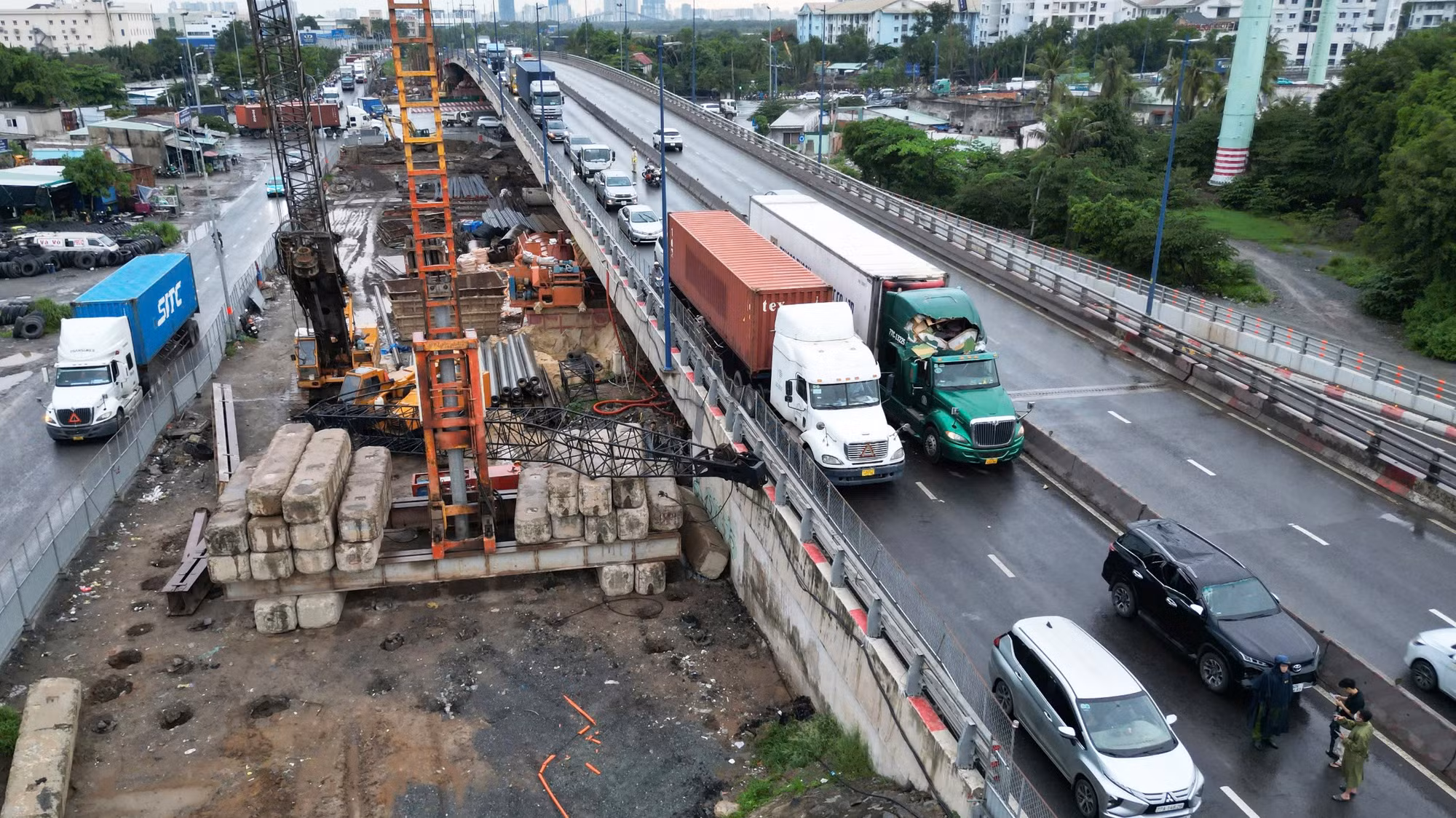 Lực lượng chức năng cùng đơn vị thi công nhanh chóng có mặt, khẩn trương xử lý hiện trường để tránh ùn tắc kéo dài tại khu vực nút giao Mỹ Thủy, điểm nóng giao thông ở cửa ngõ phía Đông của Thành phố Hồ Chí Minh.