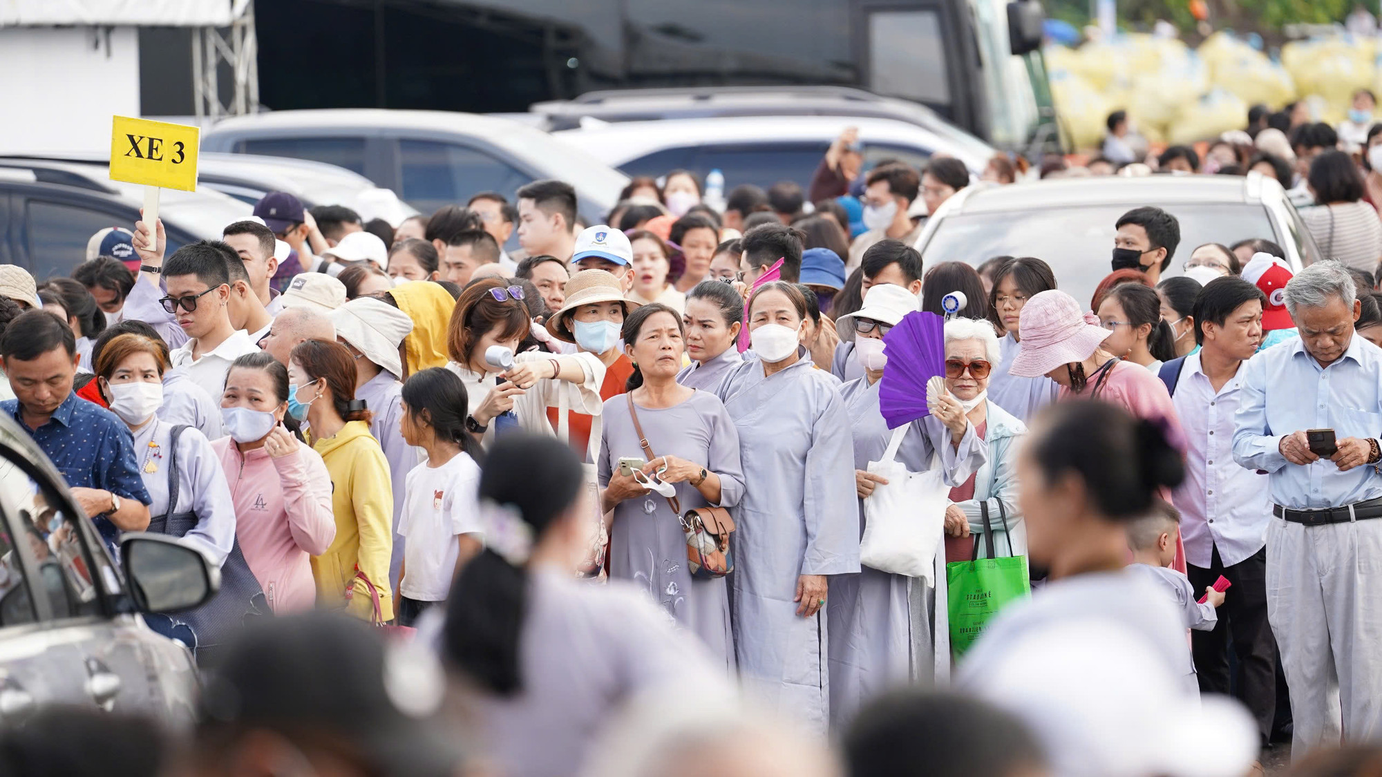 Ban Tổ chức bố trí khu vực nhà chờ có mái che cho người dân nghỉ ngơi, trú mát; khu vực dùng cơm, nước miễn phí. Tại khu vực ra vào chiêm bái, phật tử phải đi qua cửa an ninh và được kiểm tra nghiêm ngặt.