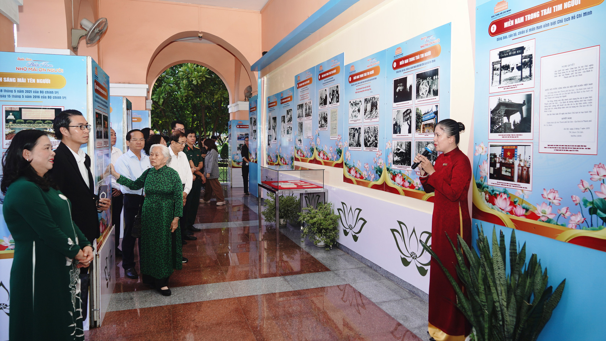 135 tài liệu, hình ảnh nội dung trưng bày gồm 4 phần. Đó là: Phần 1: Sài Gòn-Gia Định những năm 1910, khi Nguyễn Tất Thành đến đi tìm đường cứu nước; Phần 2: Người đi tìm hình của Nước; Phần 3: Miền nam trong trái tim Người; Phần 4: Thành phố Hồ Chí Minh sáng mãi tên Người. 135 tài liệu, hình ảnh nội dung trưng bày gồm 4 phần. Đó là: Phần 1: Sài Gòn-Gia Định những năm 1910, khi Nguyễn Tất Thành đến đi tìm đường cứu nước; Phần 2: Người đi tìm hình của Nước; Phần 3: Miền nam trong trái tim Người; Phần 4: Thành phố Hồ Chí Minh sáng mãi tên Người.