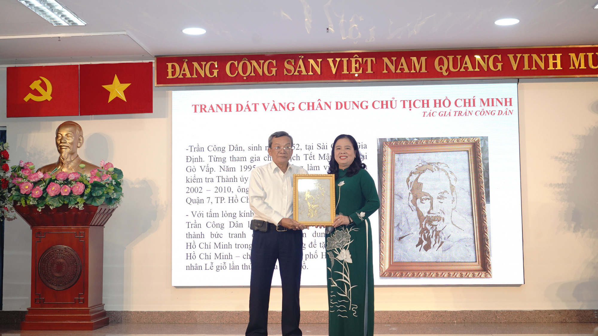 Với tấm lòng kính yêu Chủ tịch Hồ Chí Minh, ông Trần Công Dân lên ý tưởng, phác thảo và hoàn thành bức tranh dát vàng chân dung Chủ tịch Hồ Chí Minh trong vòng một tháng để tặng Bảo tàng Hồ Chí Minh - chi nhánh Thành phố Hồ Chí Minh nhân Lễ giỗ lần thứ 55 của Bác Hồ. Với tấm lòng kính yêu Chủ tịch Hồ Chí Minh, ông Trần Công Dân lên ý tưởng, phác thảo và hoàn thành bức tranh dát vàng chân dung Chủ tịch Hồ Chí Minh trong vòng một tháng để tặng Bảo tàng Hồ Chí Minh - chi nhánh Thành phố Hồ Chí Minh nhân Lễ giỗ lần thứ 55 của Bác Hồ.