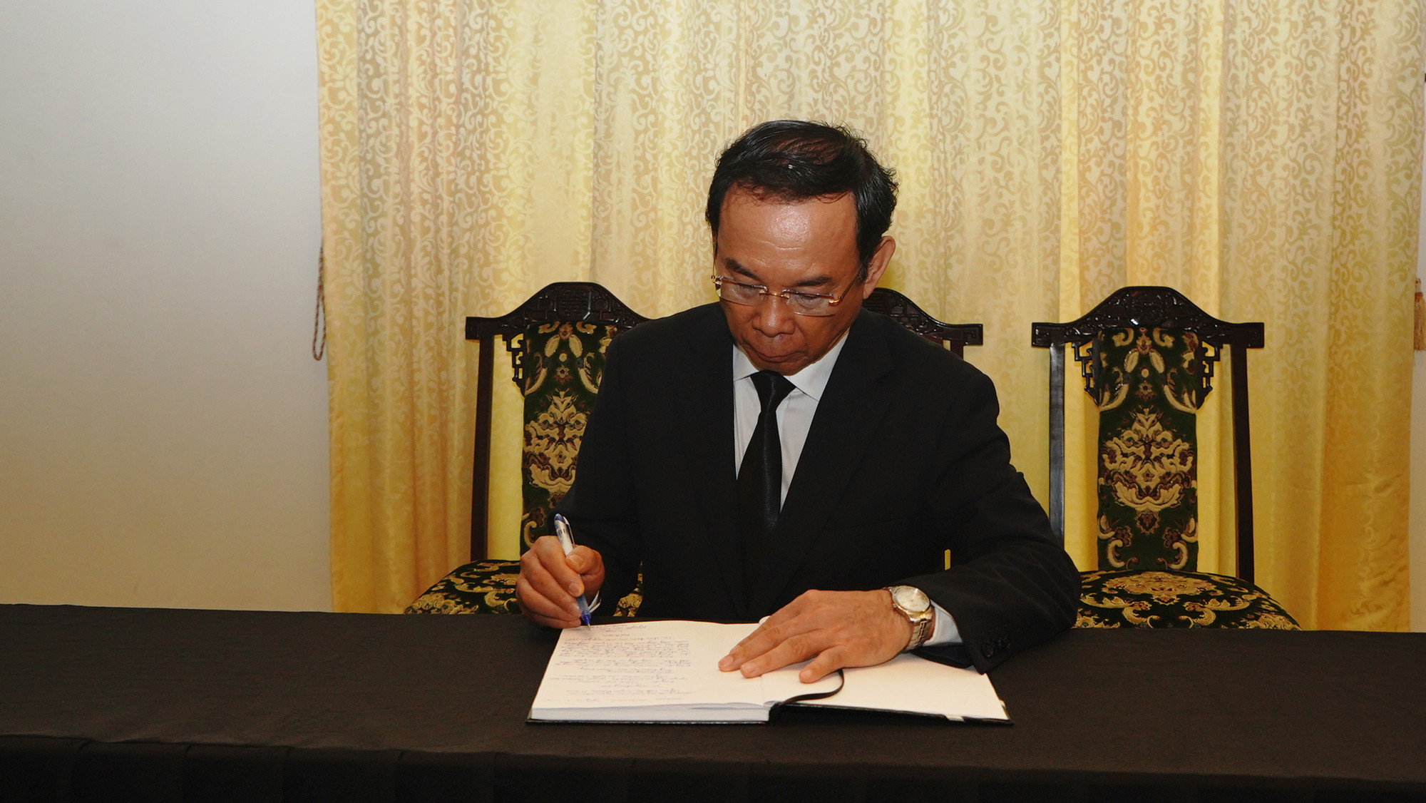 Bí thư Thành ủy Thành phố Hồ Chí Minh Nguyễn Văn Nên ghi sổ tang.