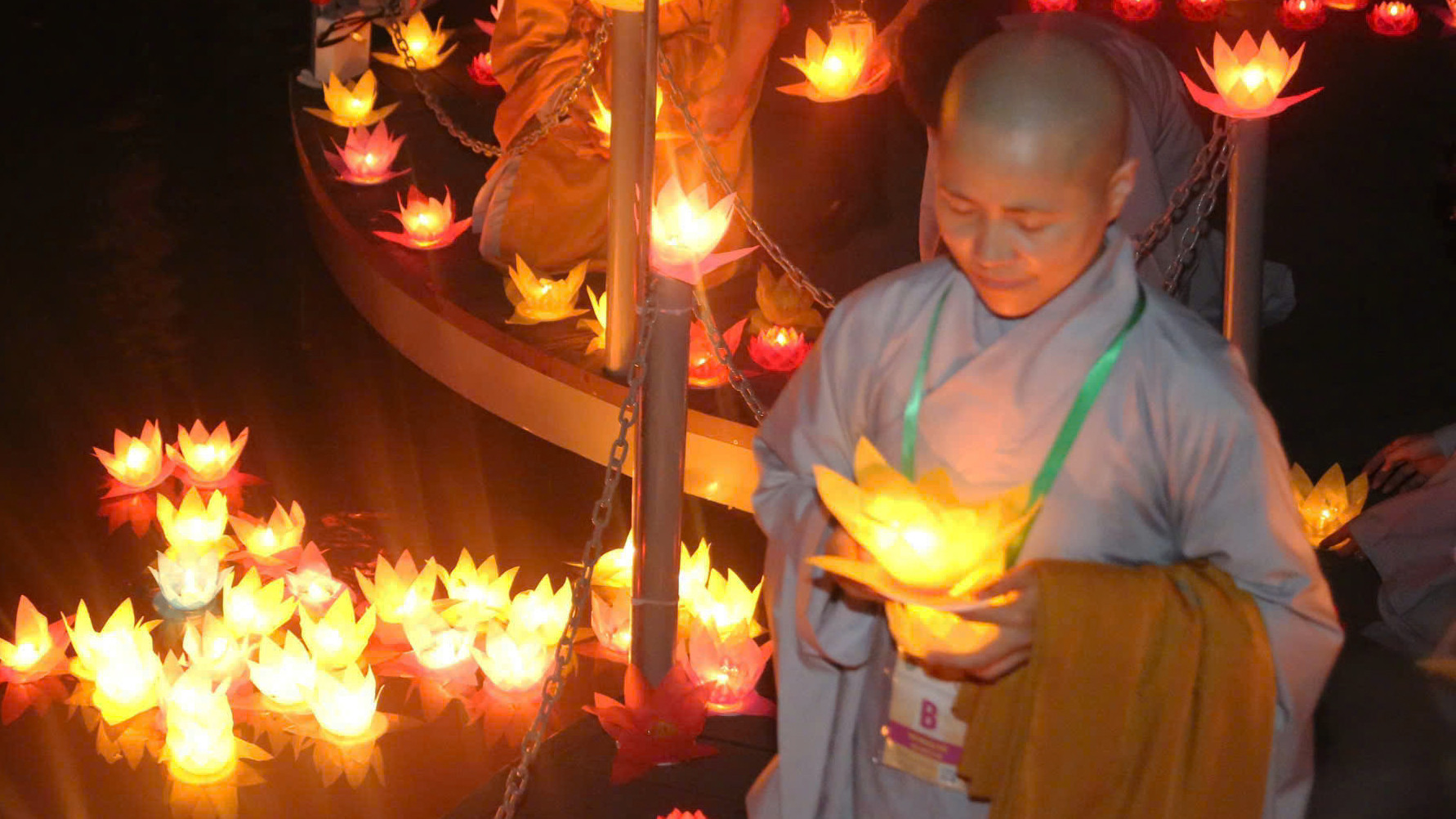 Mỗi ngọn đèn trên tay là biểu tượng của ánh sáng xóa hết mọi khổ đau, cùng nhau xây dựng một cuộc sống tươi đẹp.