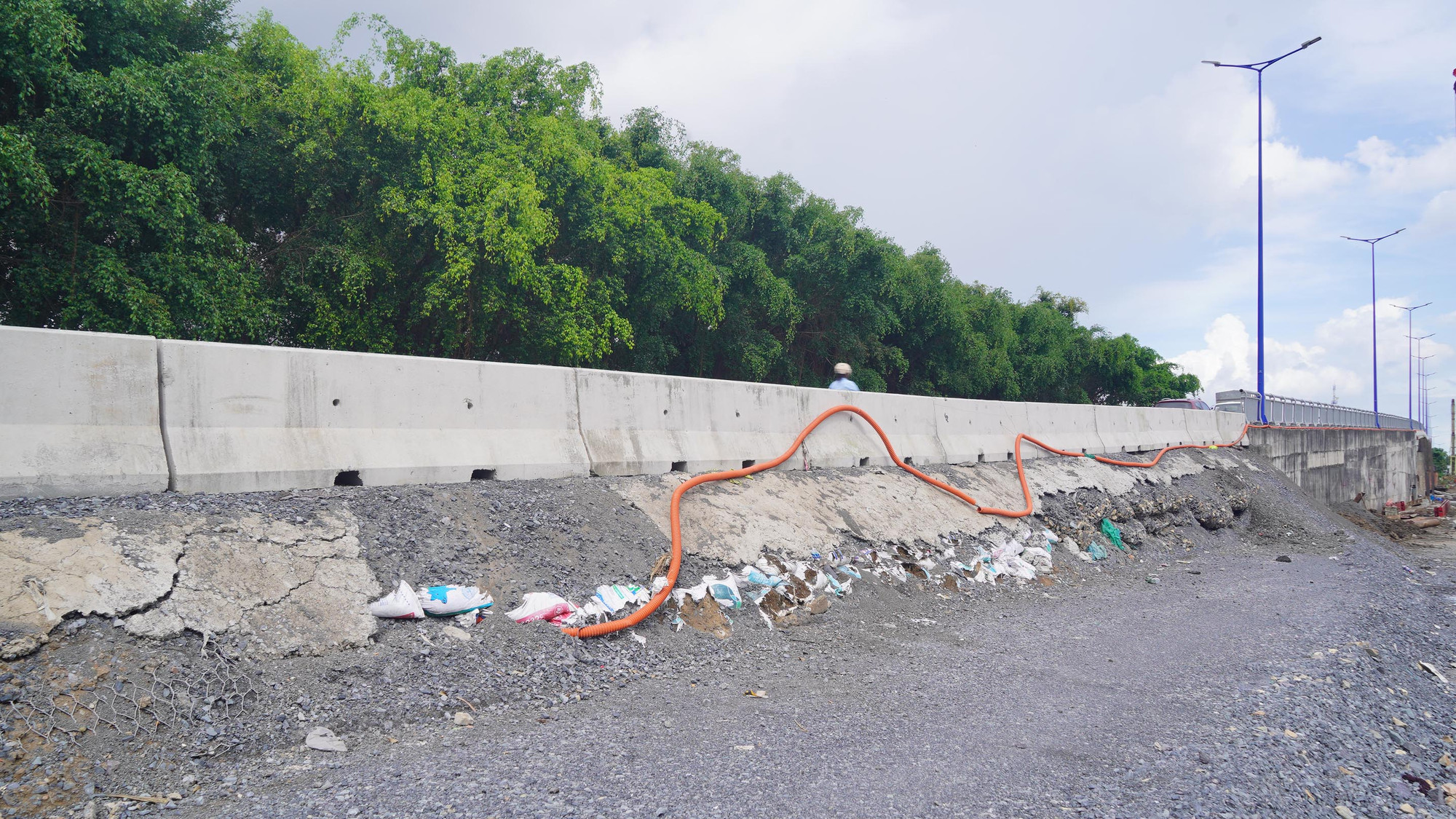 Cầu Tăng Long, thành phố Thủ Đức mới hoàn thành một nhánh nên chỉ có một taluy cố định, nhánh còn lại đang thi công nên phải sử dụng rọ đá tạm thay thế taluy, dẫn đến tình trạng hằn lún khu vực đường dẫn.