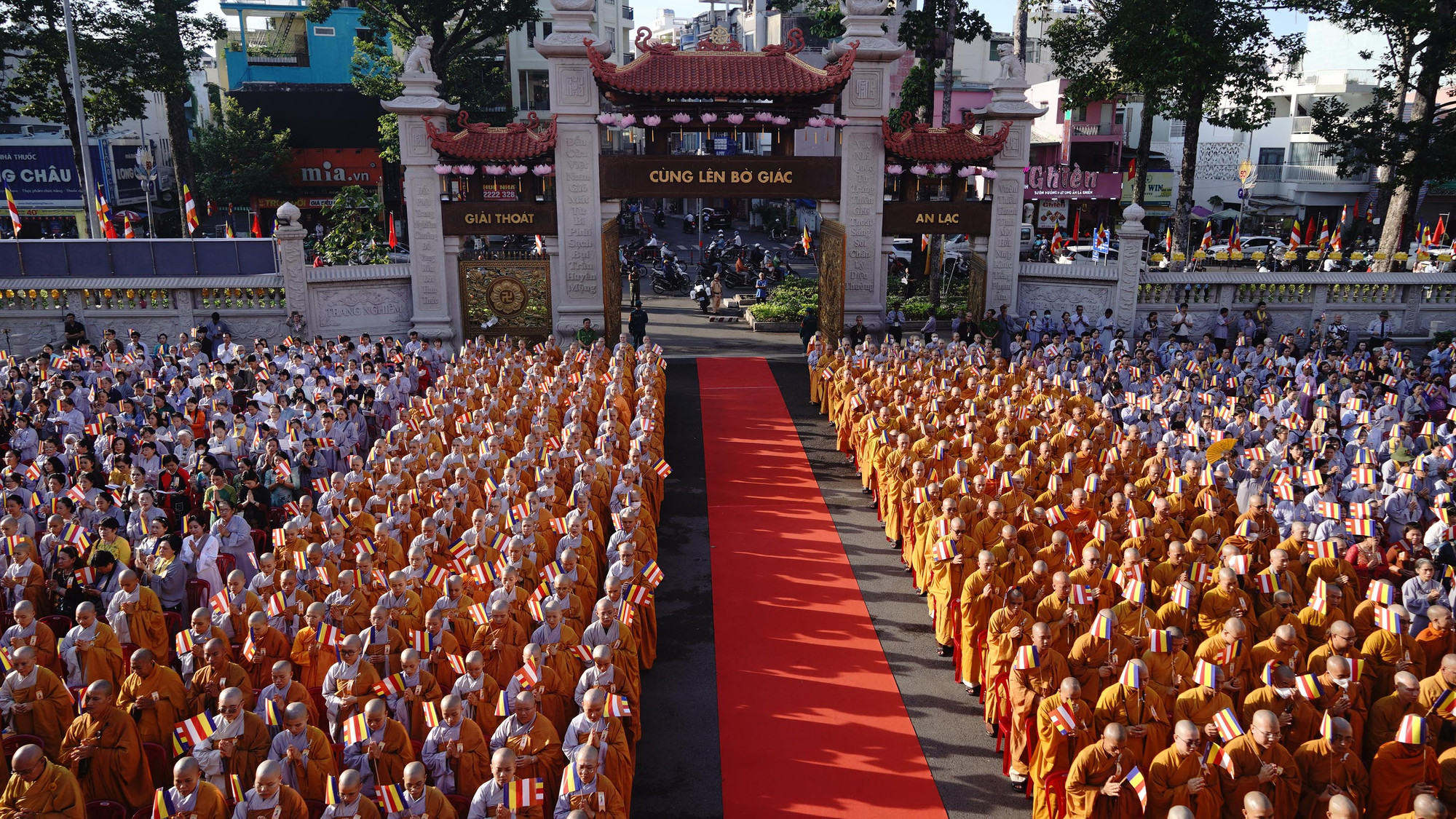 Từ sáng sớm hàng ngàn tăng ni, phật tử đã có mặt để bày tỏ lòng thành kính với Đức Phật.