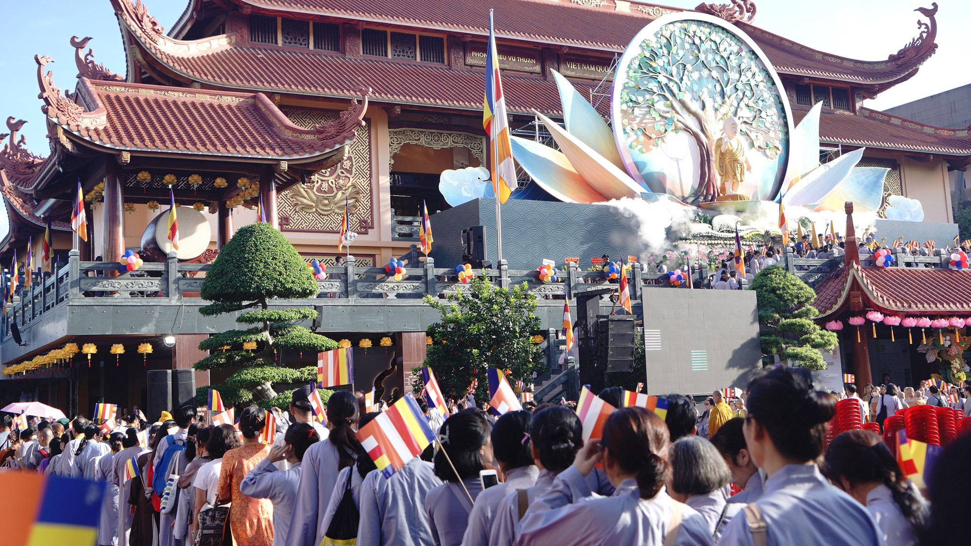 Sau khi kết thúc phần chính lễ, hàng trăm Phật tử xếp hàng lên lễ đài để chiêm bái Đức Phật.