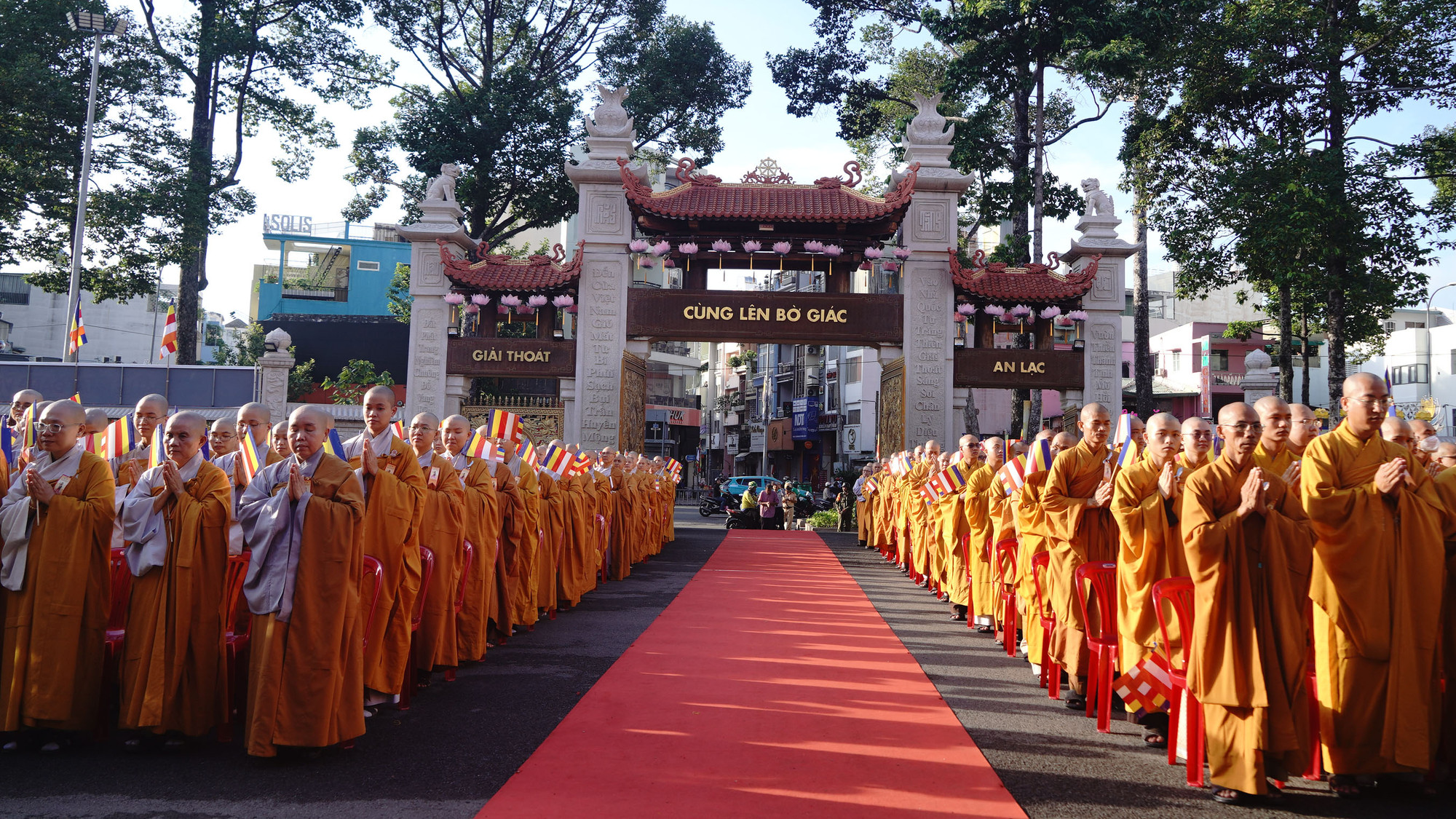 Đúng 6 giờ sáng, phần chính lễ bắt đầu trong không khí thành kính.