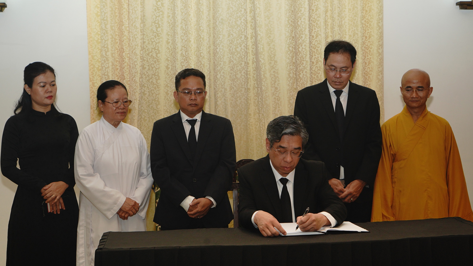 Ông Nguyễn Phước Lộc, đoàn Ủy ban Mặt trận Tổ quốc Thành phố Hồ Chí Minh ghi sổ tang.