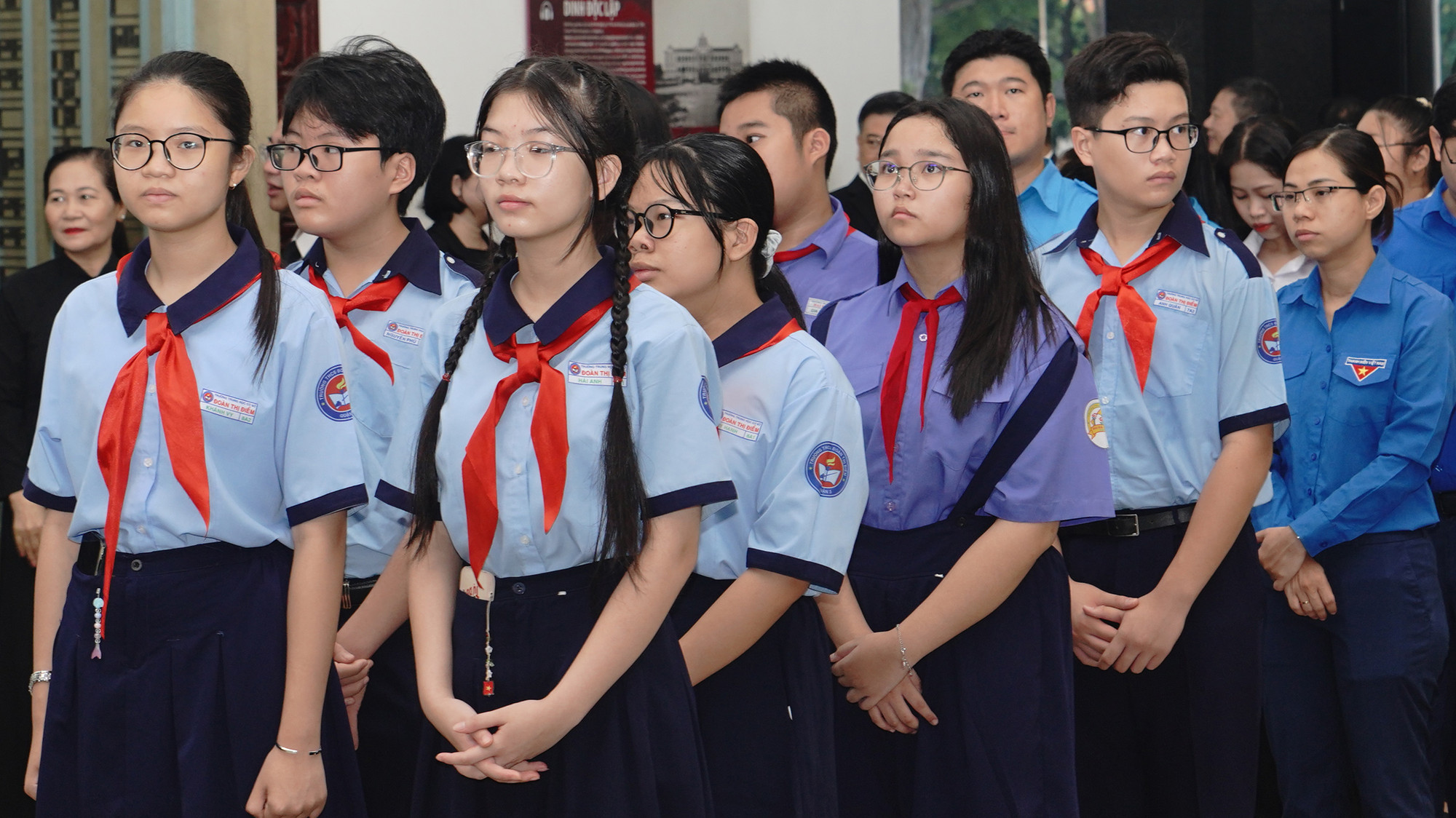 Nhiều đoàn đã đến Hội trường Thống Nhất, quận 1,Thành phố Hồ Chí Minh từ sớm để tiễn biệt nguyên Chủ tịch nước Trần Đức Lương. Tất cả đều không giấu được xúc động.