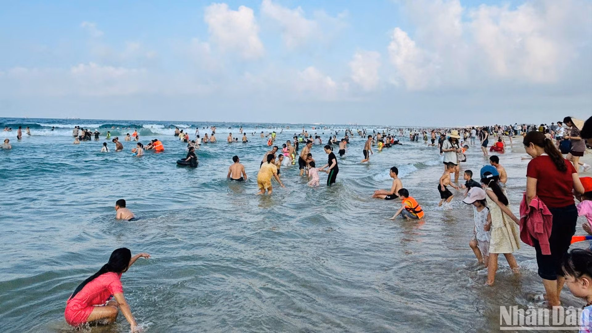 Bãi biển Cửa Việt trở thành điểm đến lý tưởng cho du khách trong dịp nghỉ lễ.