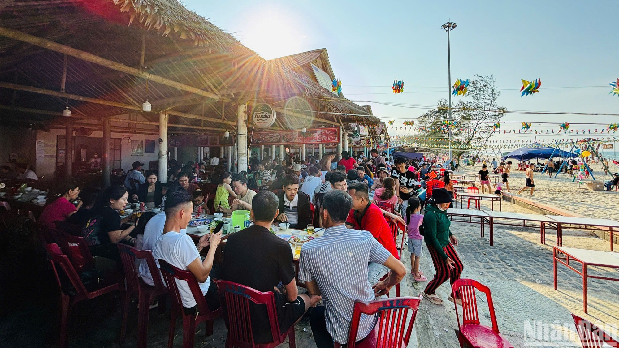 Hải sản tươi ngon là lựa chọn hàng đầu của du khách tại các nhà hàng ven biển. Hải sản tươi ngon là lựa chọn hàng đầu của du khách tại các nhà hàng ven biển.