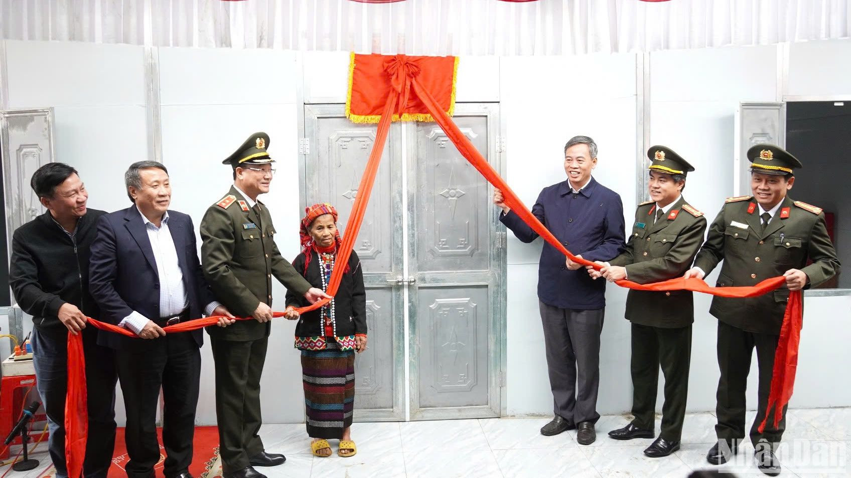 Lễ bàn giao nhà mới cho người dân tại huyện Hướng Hóa.