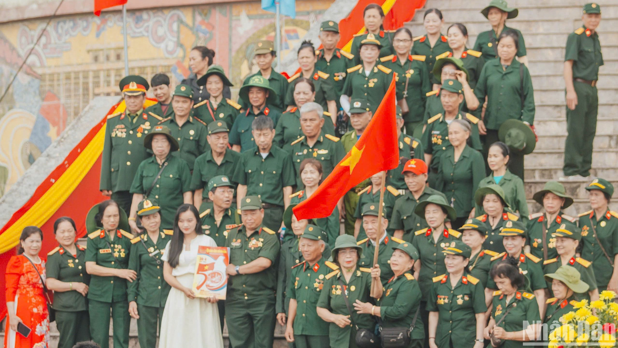 Đông đảo người dân tham dự Lễ thượng cờ "Thống nhất non sông" kỷ niệm 50 năm Ngày Giải phóng miền nam, thống nhất đất nước. Đông đảo người dân tham dự Lễ thượng cờ "Thống nhất non sông" kỷ niệm 50 năm Ngày Giải phóng miền nam, thống nhất đất nước.