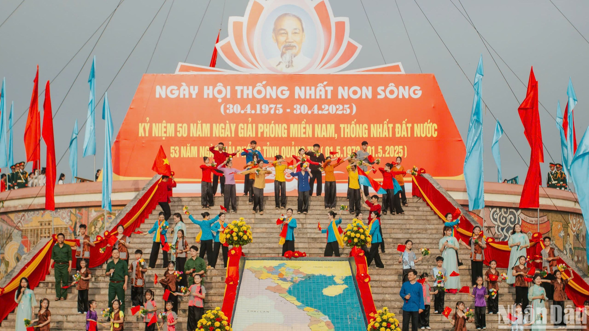 Tiết mục biểu diễn đặc sắc tại Lễ Thượng cờ “Thống nhất non sông”. Tiết mục biểu diễn đặc sắc tại Lễ Thượng cờ “Thống nhất non sông”.