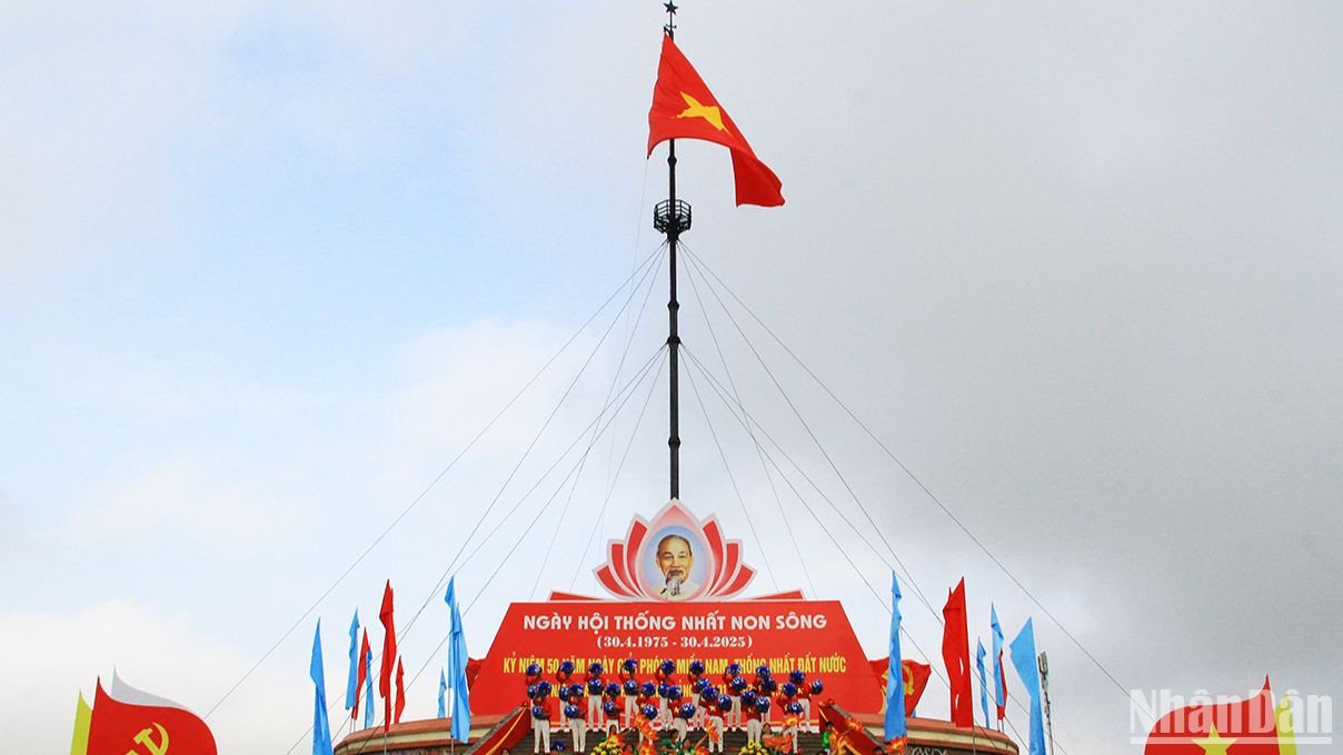 Lá cờ đỏ sao vàng tung bay trên Kỳ đài Hiền Lương. Lá cờ đỏ sao vàng tung bay trên Kỳ đài Hiền Lương.
