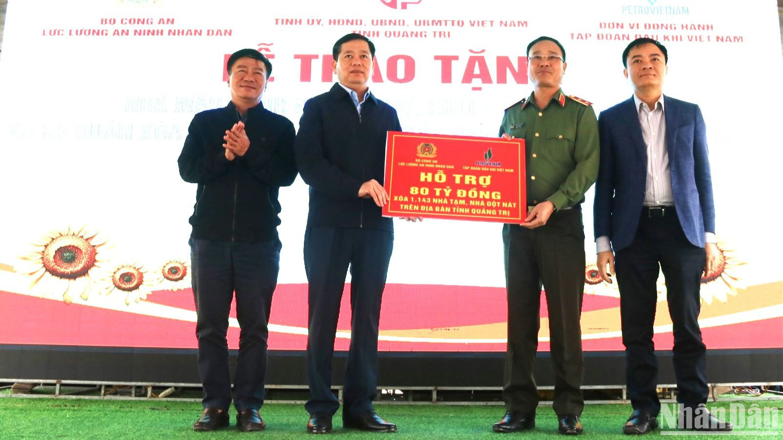 Bộ Công an hỗ trợ xây dựng thêm 1.143 căn nhà cho người nghèo, người có công đang khó khăn về nhà ở trên địa bàn tỉnh Quảng Trị.