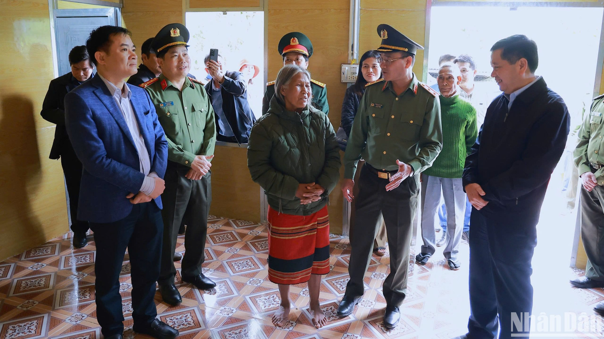 Trung tướng Phạm Thế Tùng, Thứ trưởng Công an thăm hỏi, động viên và chia sẻ niềm vui với bà con được nhận nhà mới.