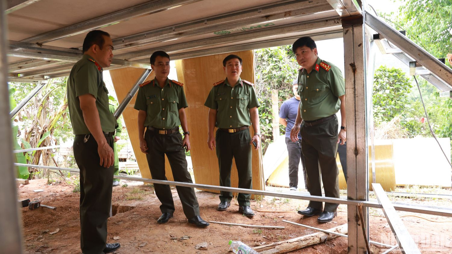Đại tá Vũ Văn Đấu (ngoài cùng bên phải), Giám đốc Công an tỉnh Quảng Trị kiểm tra công tác xóa nhà tạm, nhà dột nát tại 2 huyện miền núi Hướng Hóa và Đakrông.
