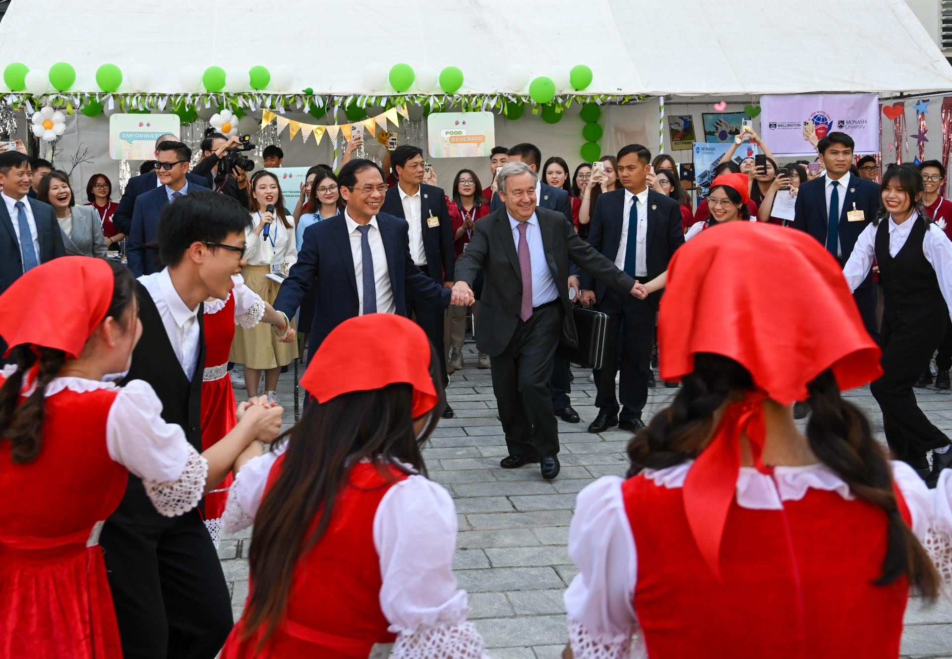 Tổng Thư ký Liên hợp quốc Antonio Guterres và Bộ trưởng Ngoại giao Bùi Thanh Sơn tham gia vào điệu nhảy sôi động của các bạn sinh viên Học viện Ngoại giao.