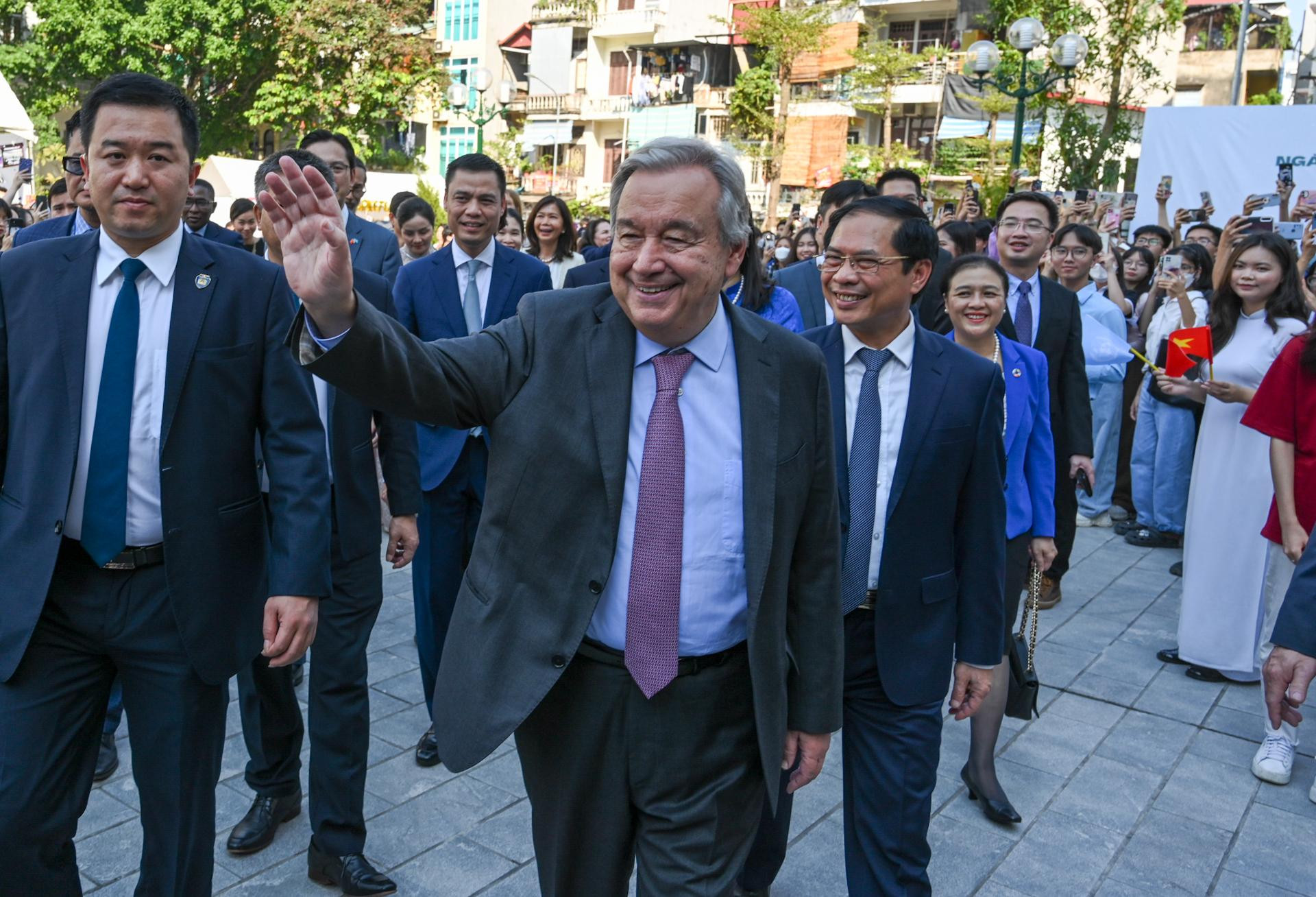 Tổng Thư ký Liên hợp quốc Antonio Guterres và Bộ trưởng Ngoại giao Bùi Thanh Sơn cùng các đại biểu đến dự buổi đối thoại tại Học viện Ngoại giao.