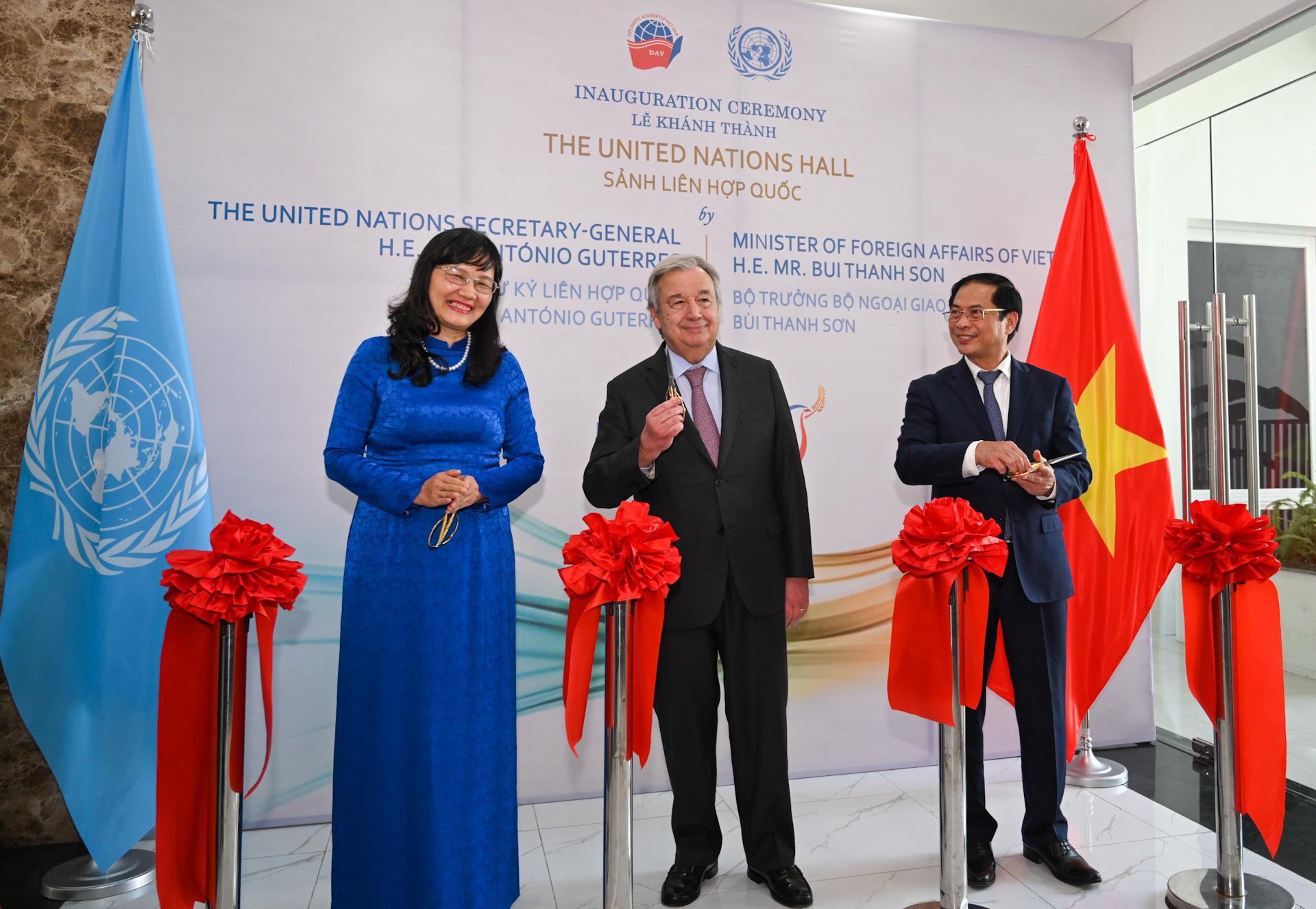 Tổng Thư ký Liên hợp quốc Antonio Guterres và Bộ trưởng Ngoại giao Bùi Thanh Sơn cắt băng khánh thành Sảnh Liên hợp quốc tại Học viện Ngoại giao.