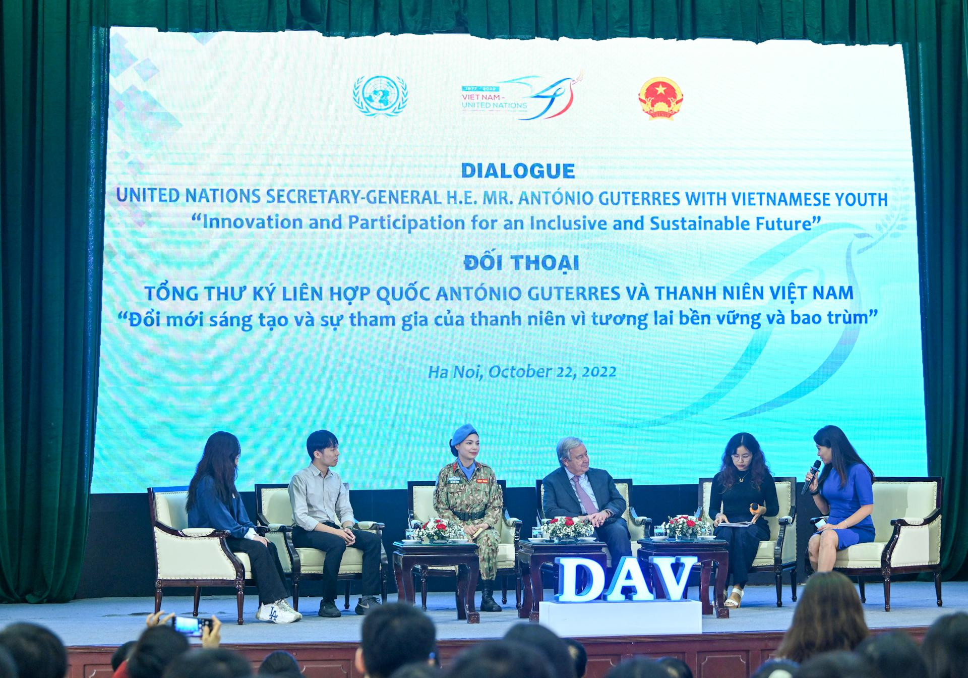 Quang cảnh buổi đối thoại với đại diện thanh niên, sinh viên Việt Nam.