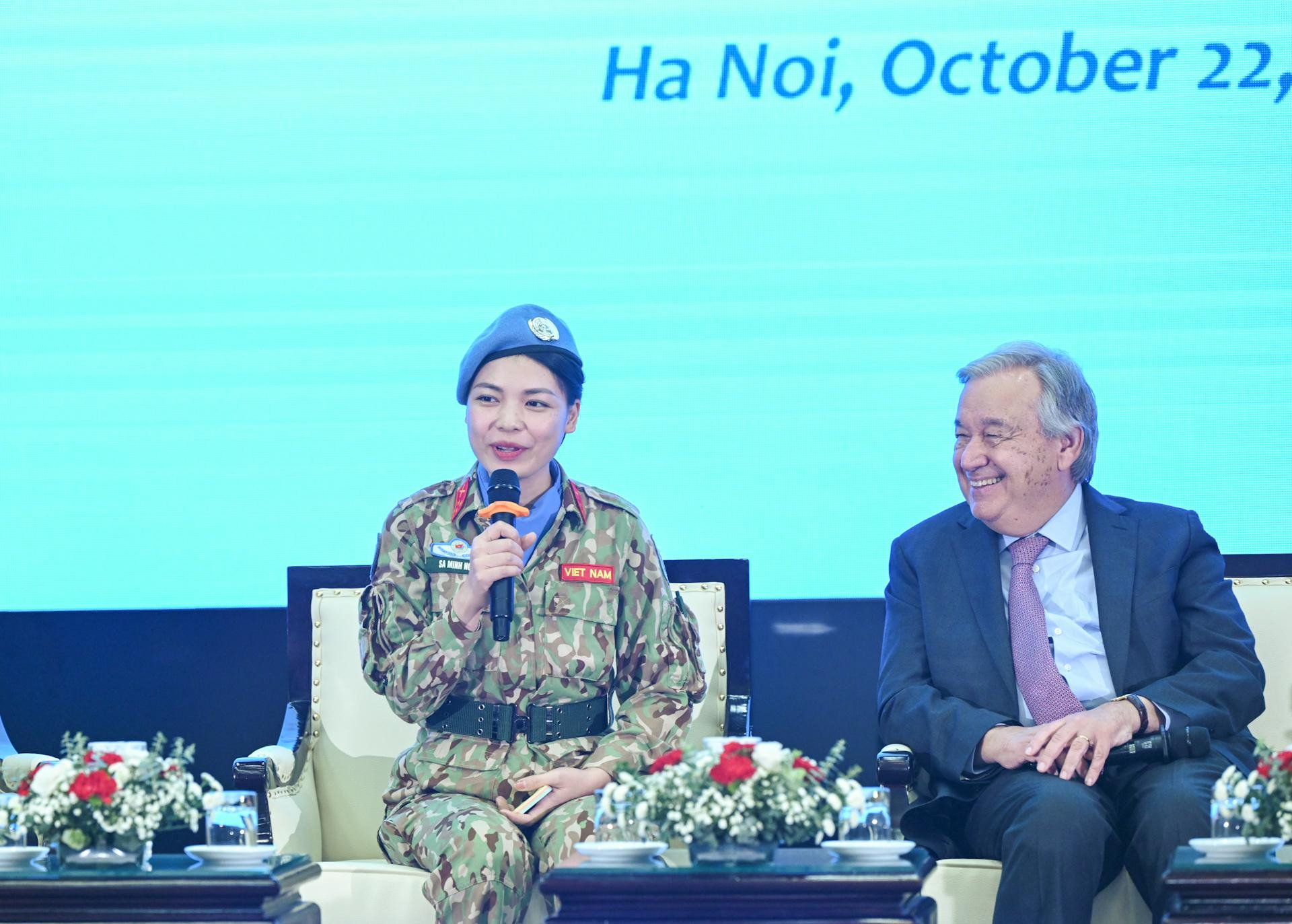 Nữ sĩ quan lực lượng gìn giữ hòa bình Việt Nam Sa Minh Ngọc chia sẻ tại buổi đối thoại.