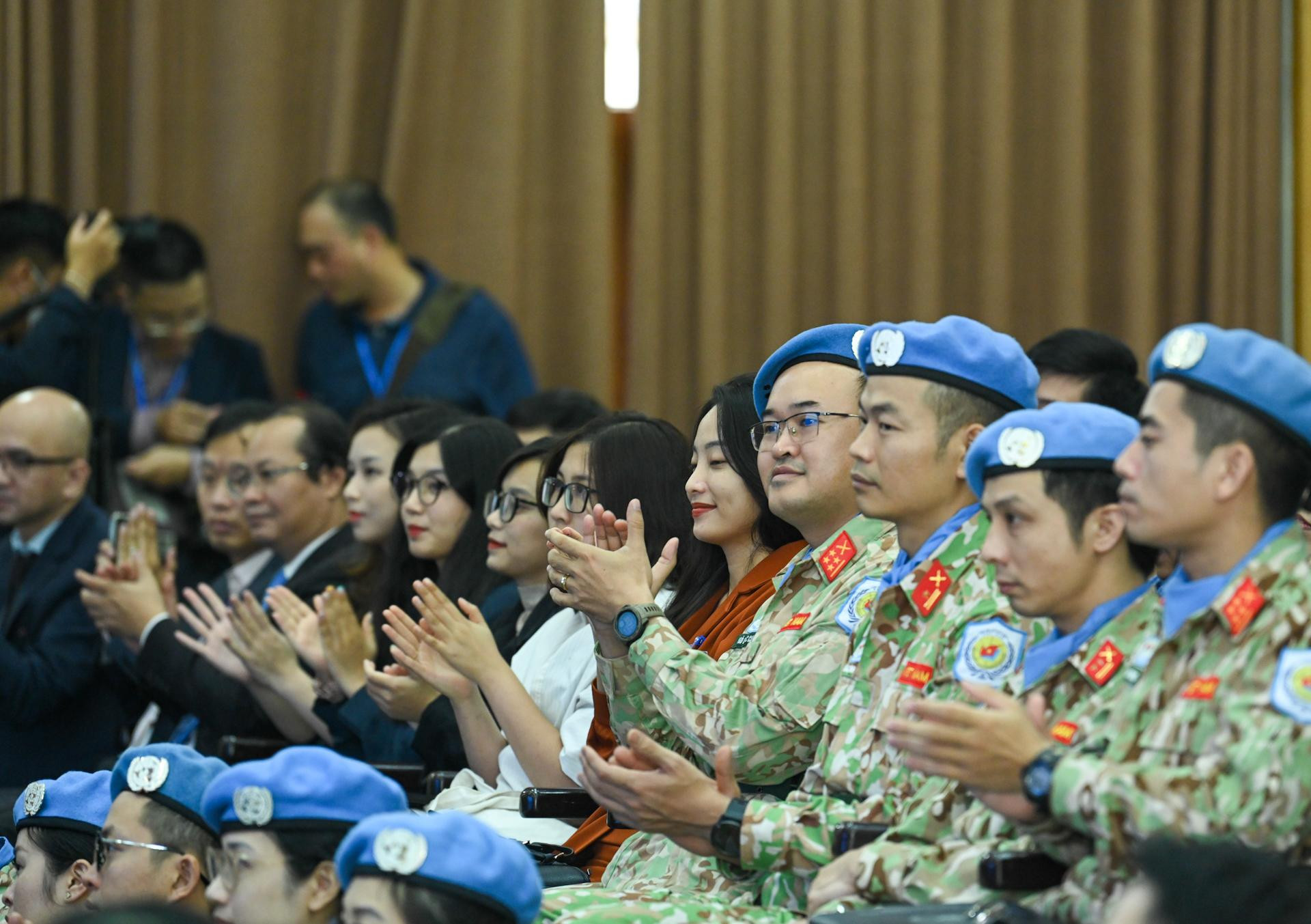 Đại diện thanh niên, sinh viên và lực lượng gìn giữ hòa bình Việt Nam dự buổi đối thoại.