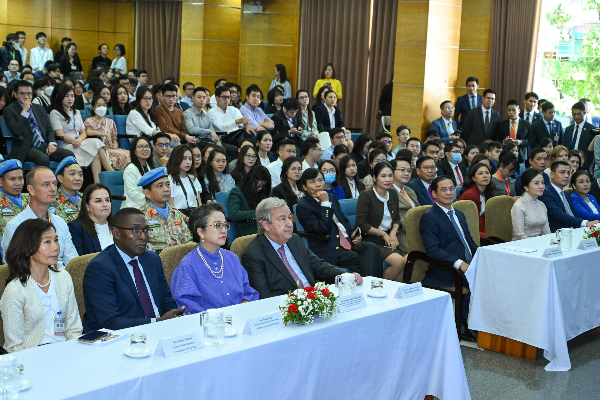 Tổng Thư ký Liên hợp quốc Antonio Guterres cùng các đại biểu dự buổi đối thoại với đại diện thanh niên, sinh viên Việt Nam.