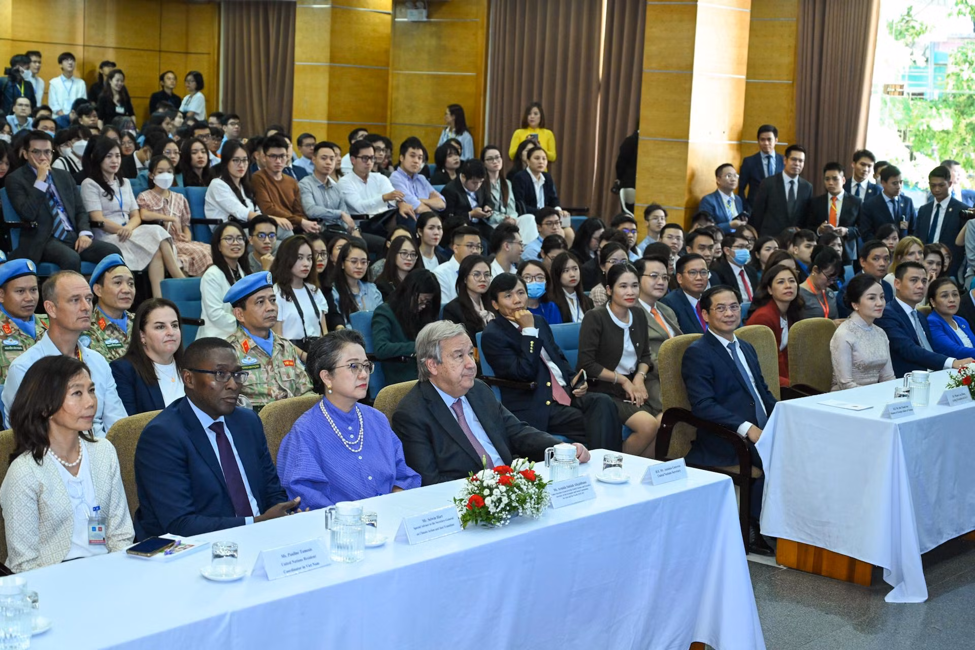 Tổng Thư ký Liên hợp quốc Antonio Guterres cùng các đại biểu dự buổi đối thoại với đại diện thanh niên, sinh viên Việt Nam.