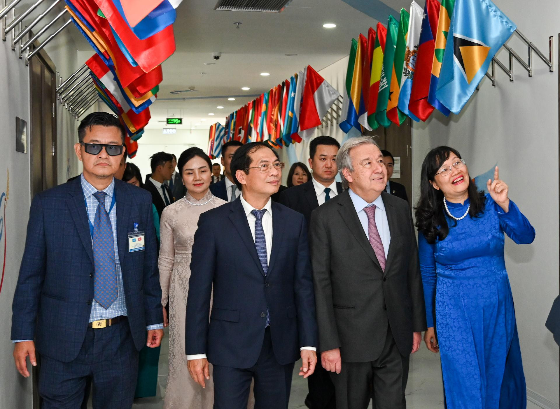 Tổng Thư ký Liên hợp quốc Antonio Guterres và Bộ trưởng Ngoại giao Bùi Thanh Sơn thăm quan khu vực Sảnh Liên hợp quốc.