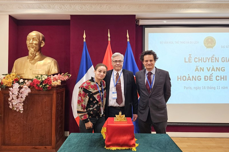 Đại diện dòng tộc Bảo Đại và Nam Phương Hoàng hậu tham dự lễ chuyển giao ấn vàng. (Ảnh: MINH DUY) Đại diện dòng tộc Bảo Đại và Nam Phương Hoàng hậu tham dự lễ chuyển giao ấn vàng. (Ảnh: MINH DUY)